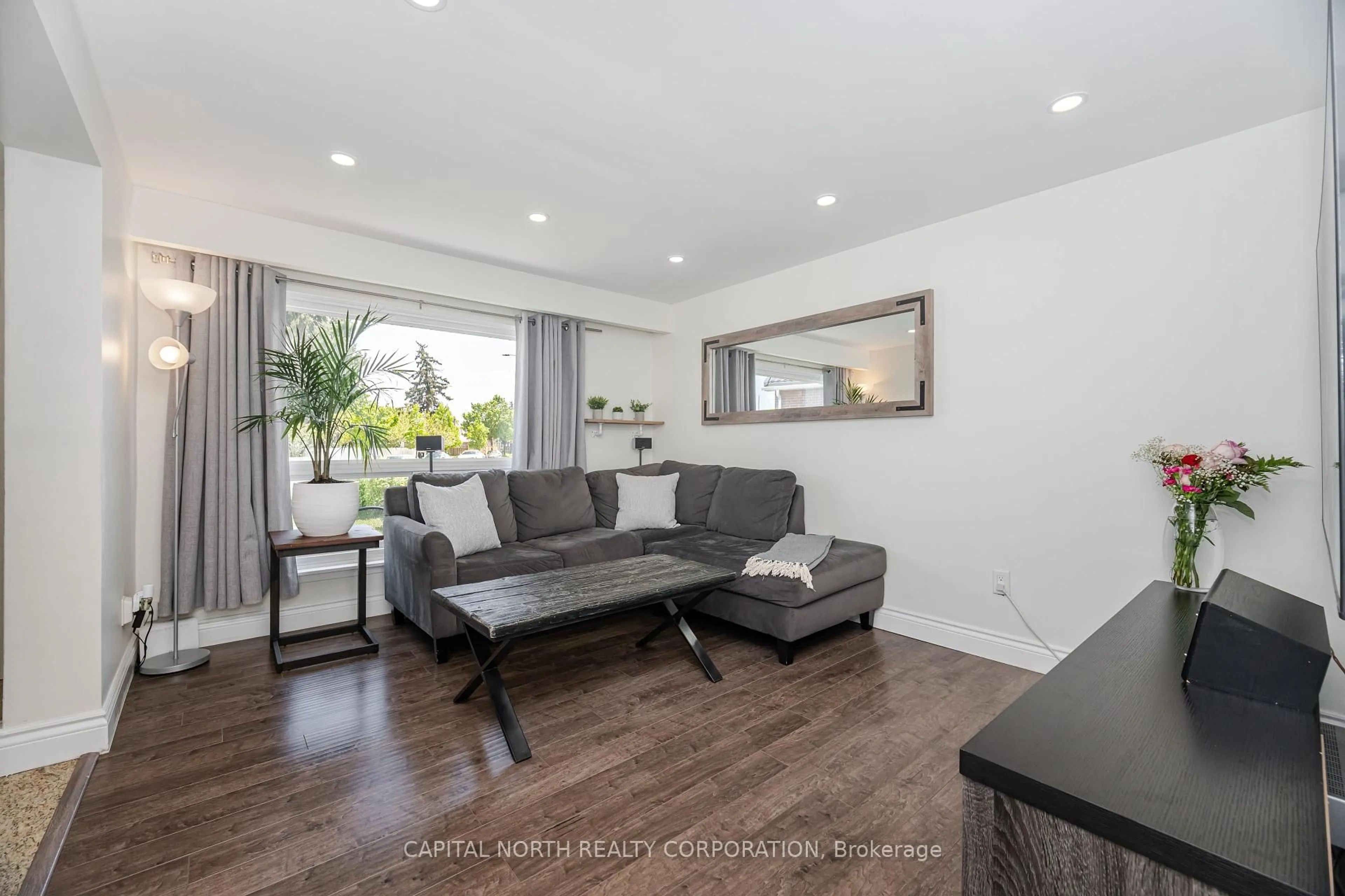 Living room with furniture, wood/laminate floor for 7688 Benavon Rd, Mississauga Ontario L4T 3G3