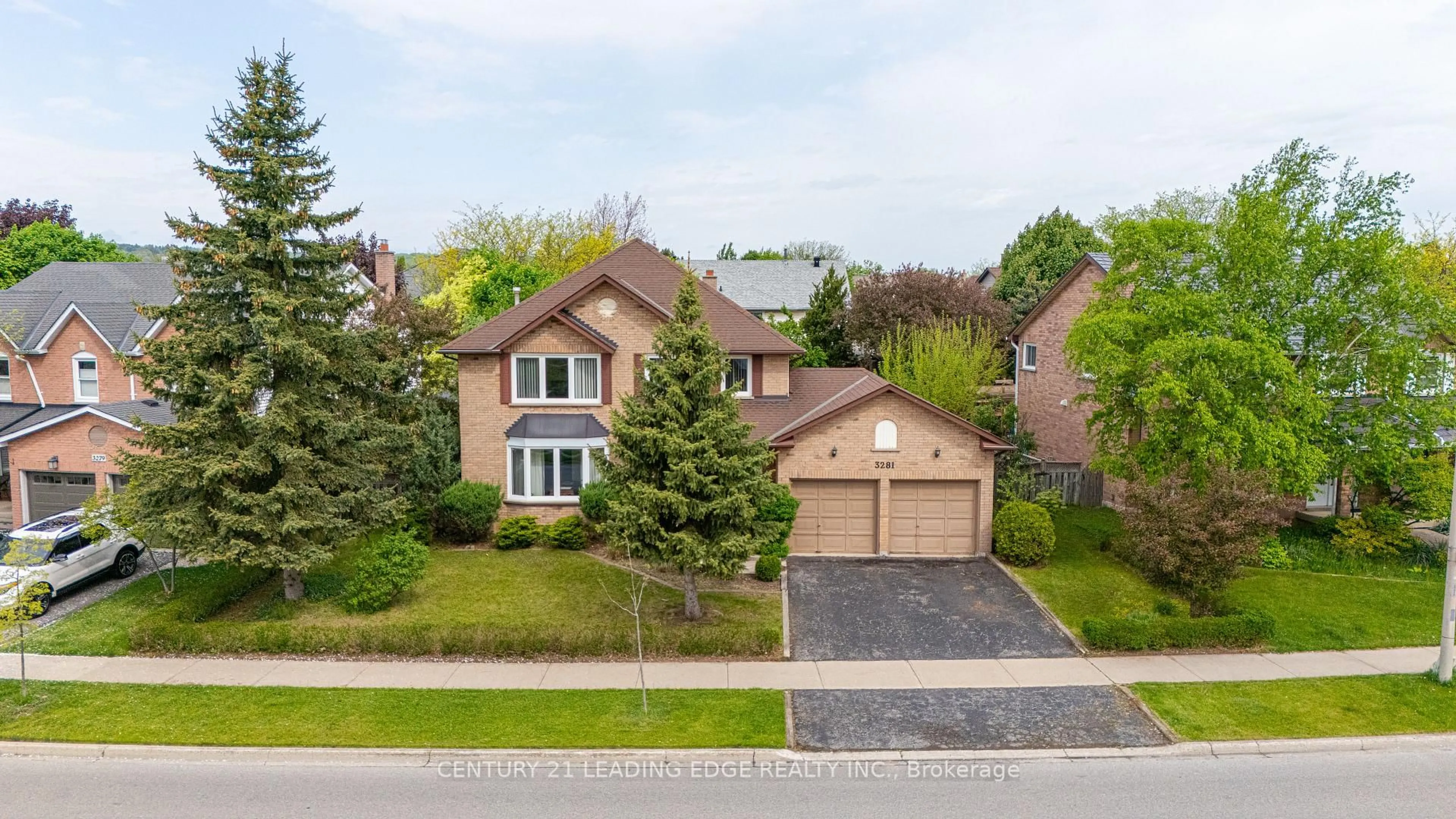 A pic from outside/outdoor area/front of a property/back of a property/a pic from drone, street for 3281 FOLKWAY Dr, Burlington Ontario L7M 3J2