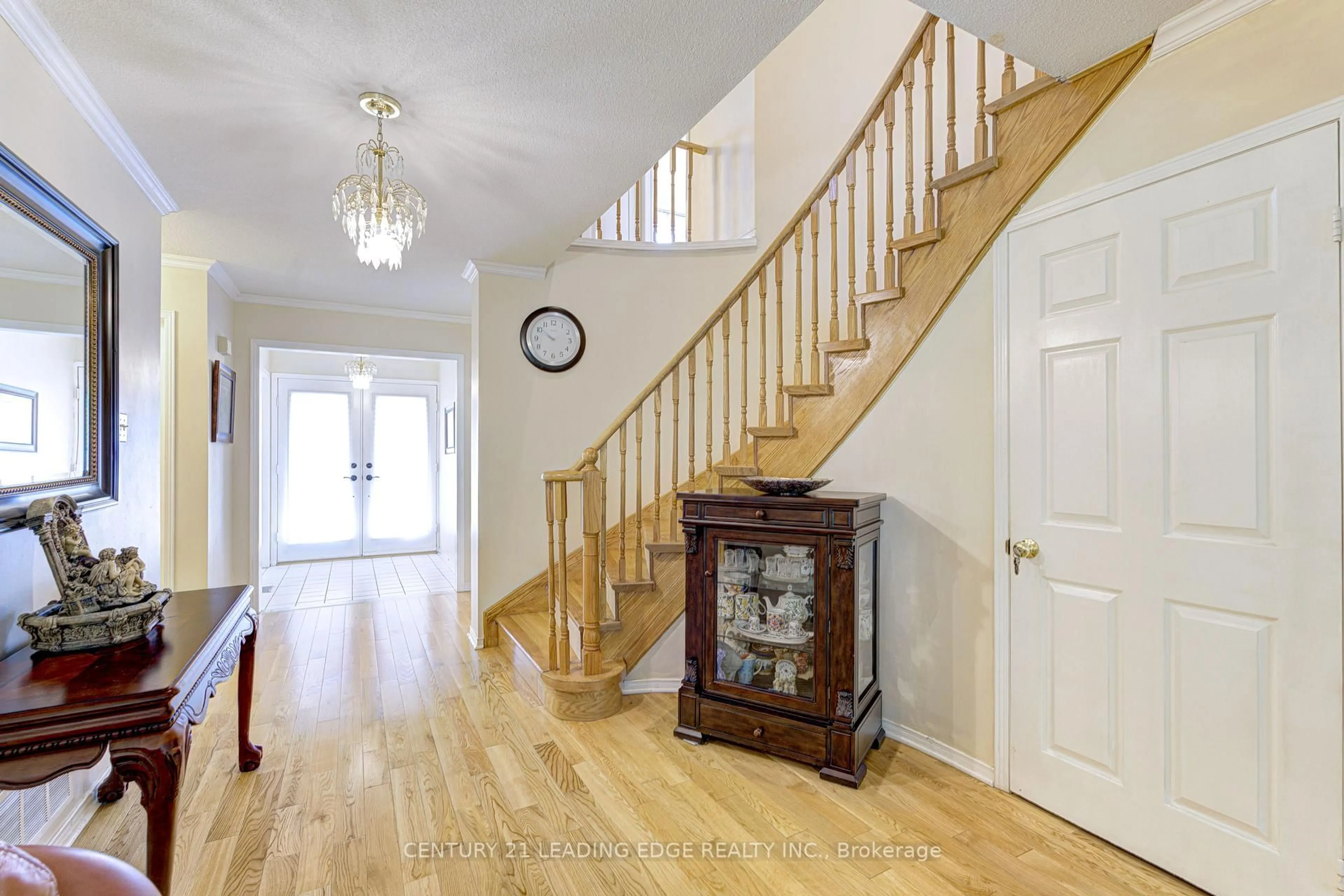 Indoor foyer for 3281 FOLKWAY Dr, Burlington Ontario L7M 3J2