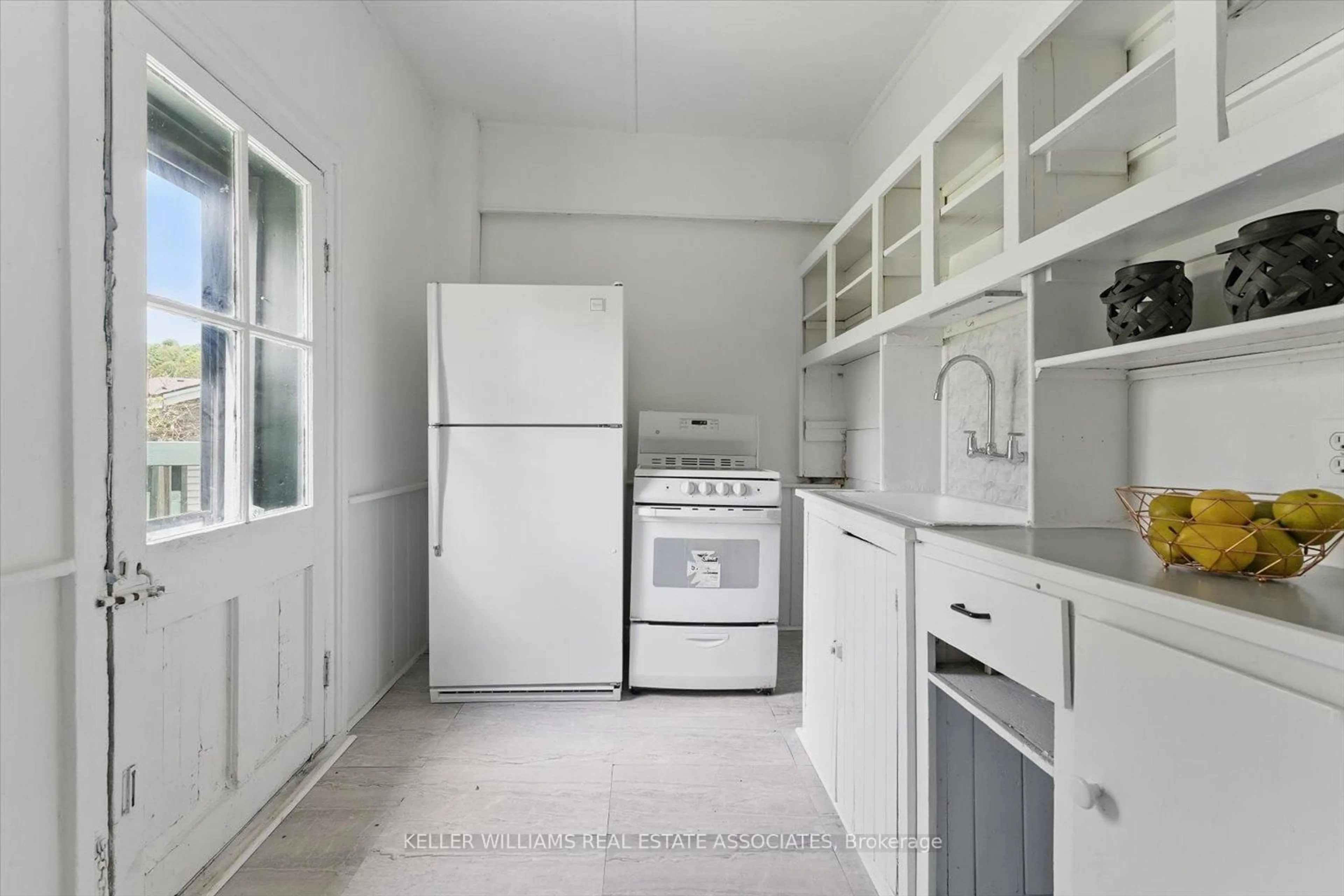 Standard kitchen, ceramic/tile floor for 401 Draper St, Halton Hills Ontario L7G 4B6