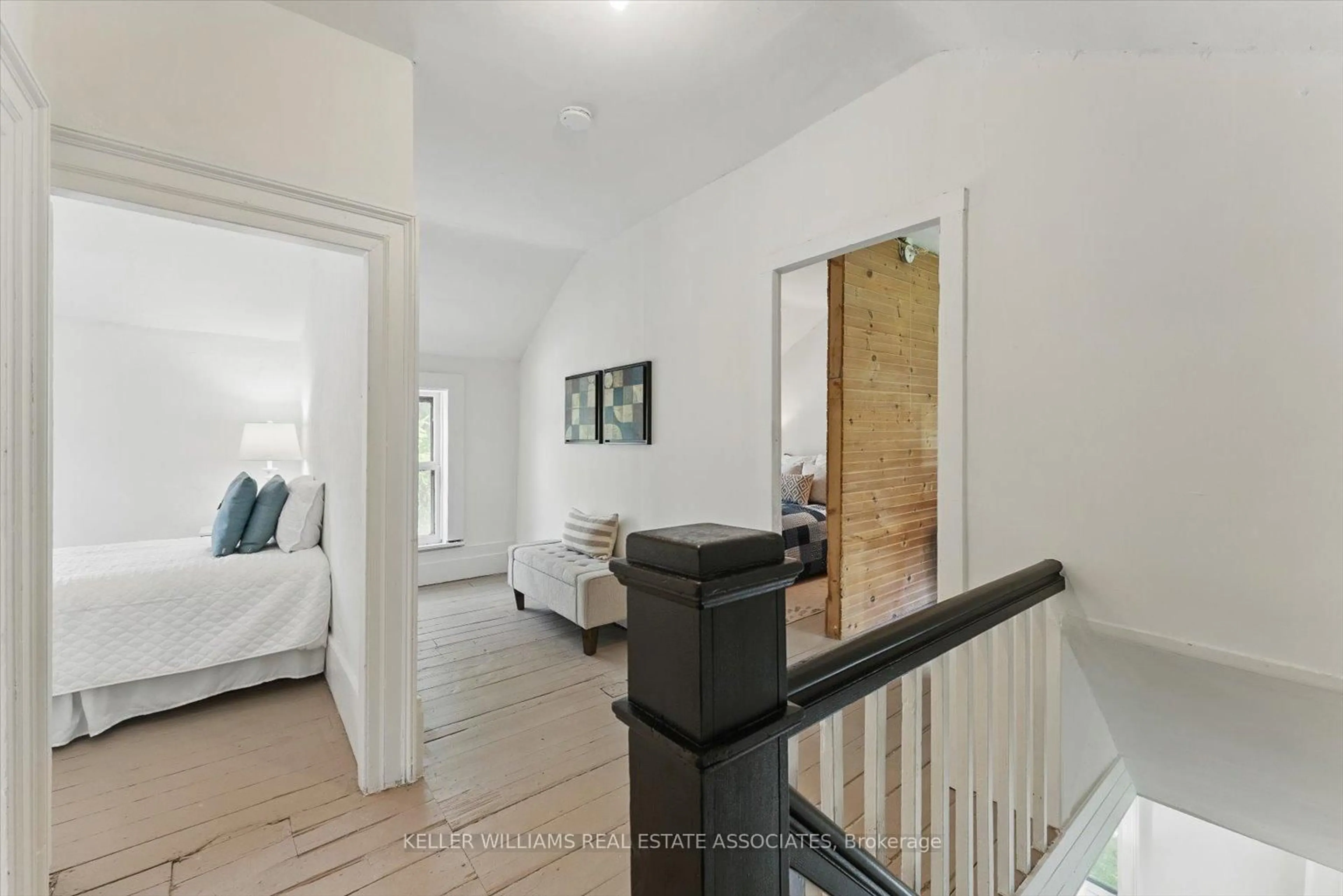 Indoor entryway for 401 Draper St, Halton Hills Ontario L7G 4B6