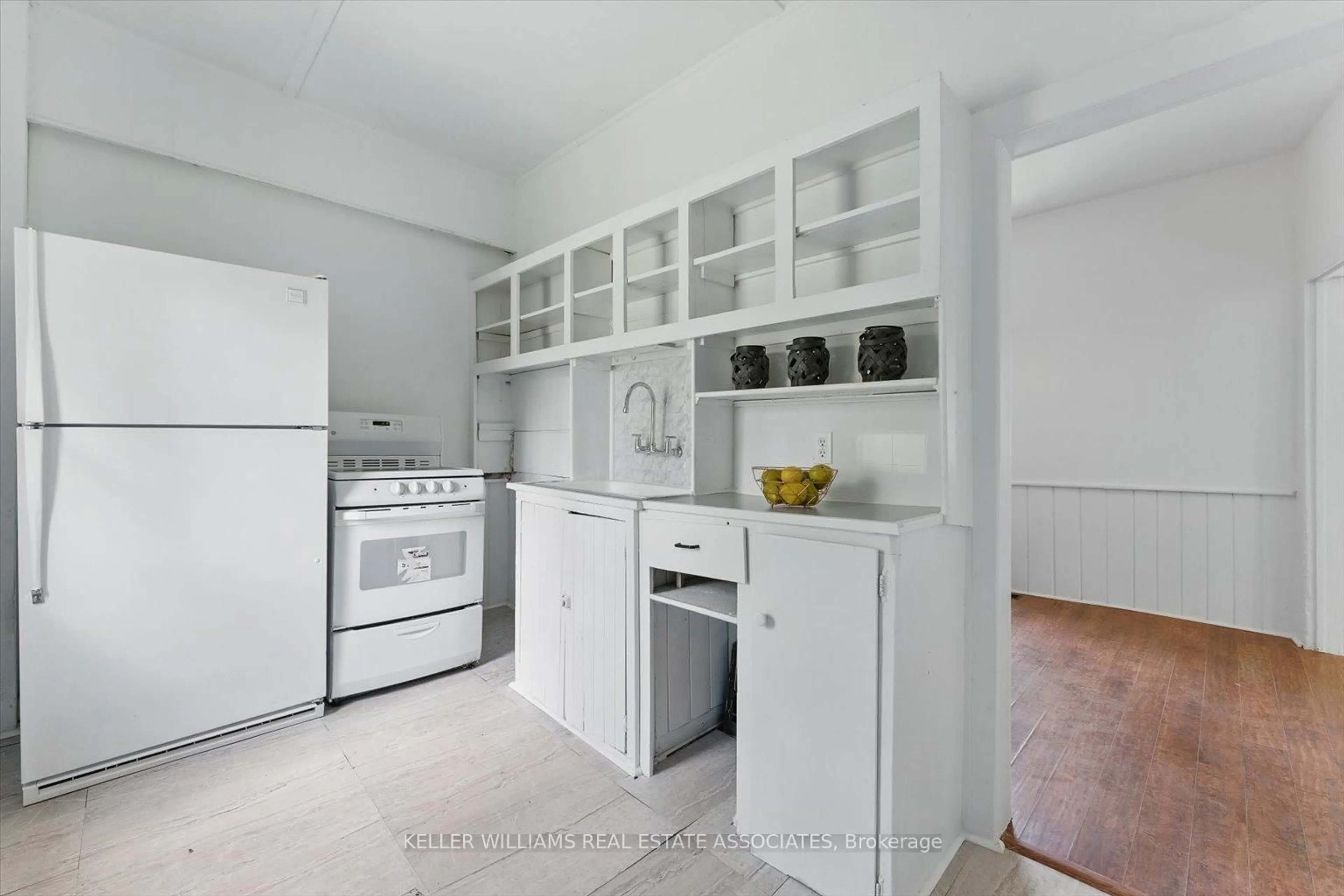Standard kitchen, unknown for 401 Draper St, Halton Hills Ontario L7G 4B6