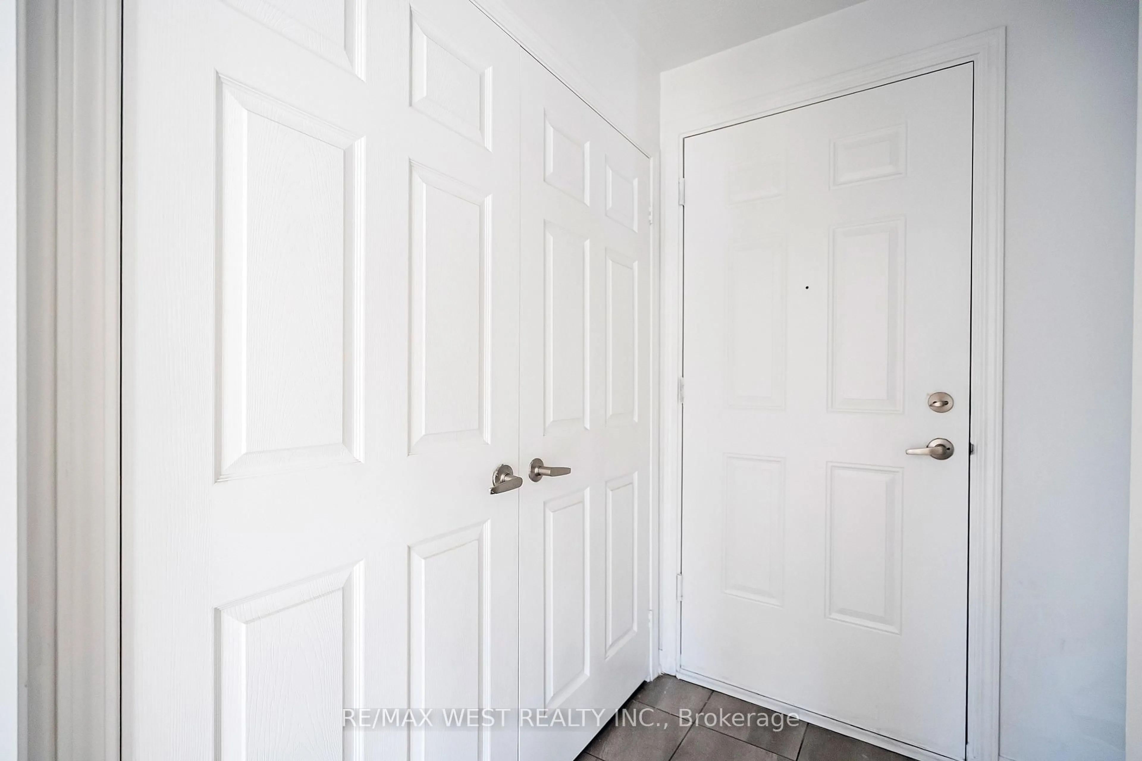Indoor entryway for 250 Sunny Meadow Blvd #41, Brampton Ontario L6X 3Y6