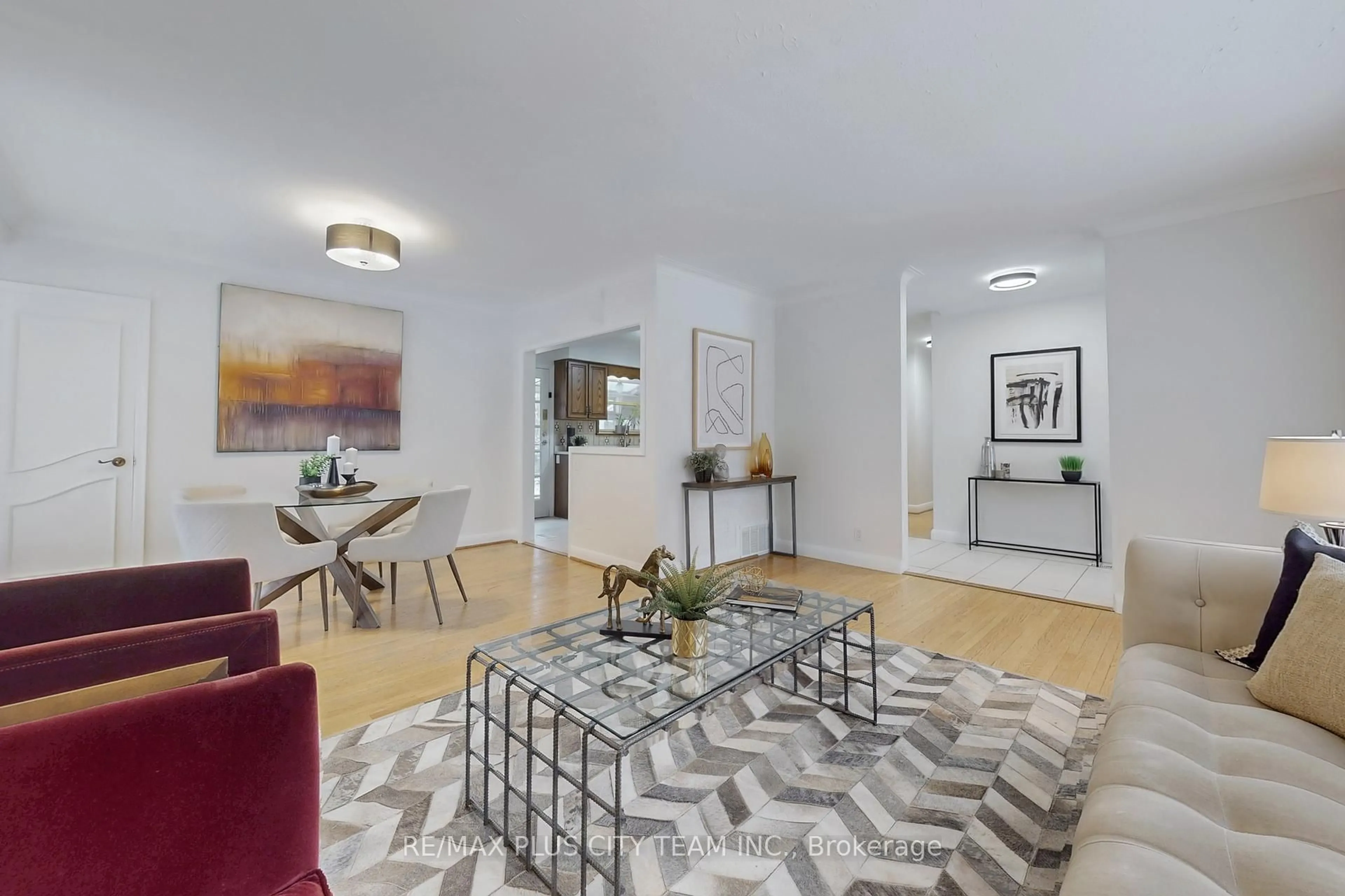 Living room with furniture, unknown for 17 Hedges Blvd, Toronto Ontario M9B 3C3