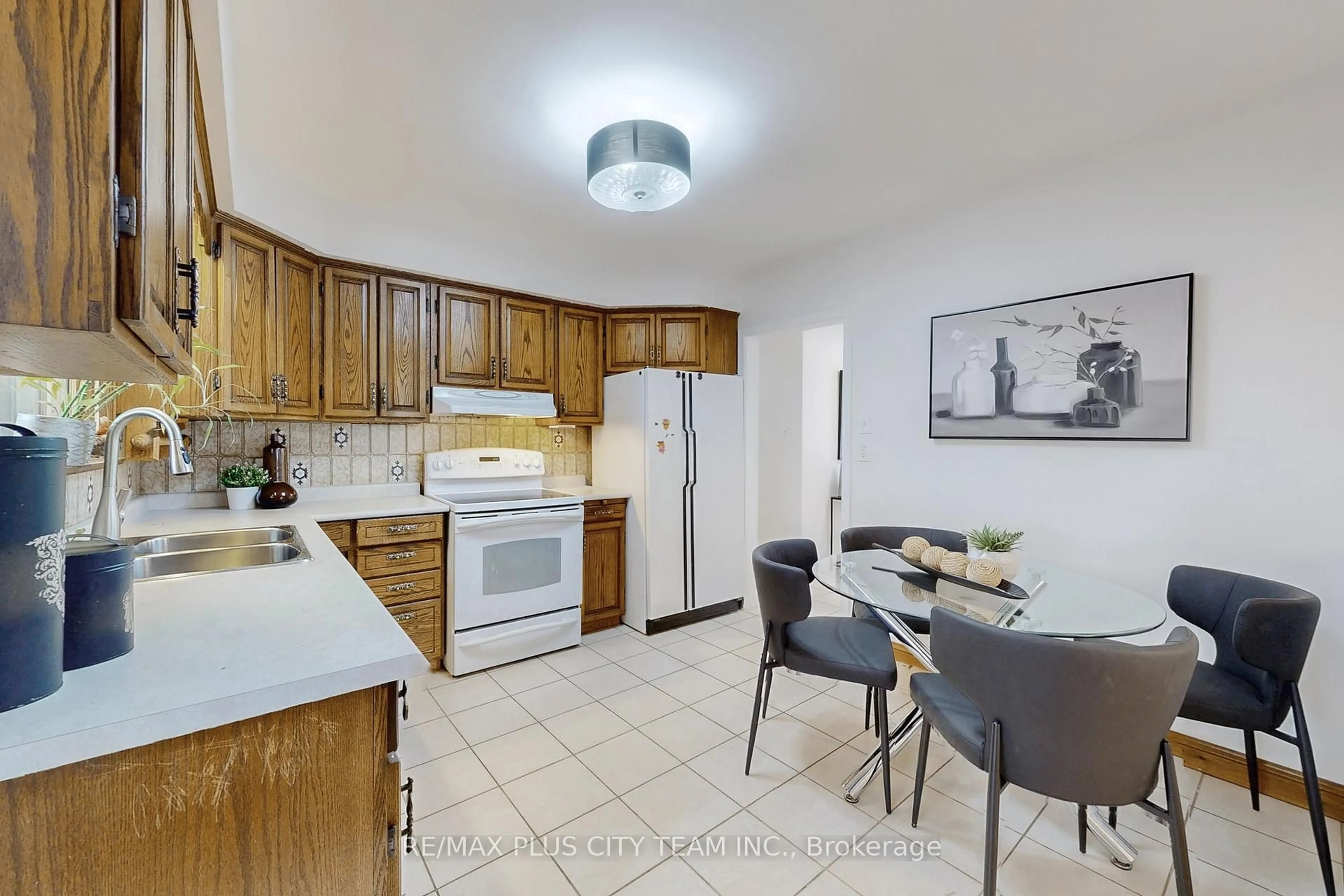 Standard kitchen, unknown for 17 Hedges Blvd, Toronto Ontario M9B 3C3