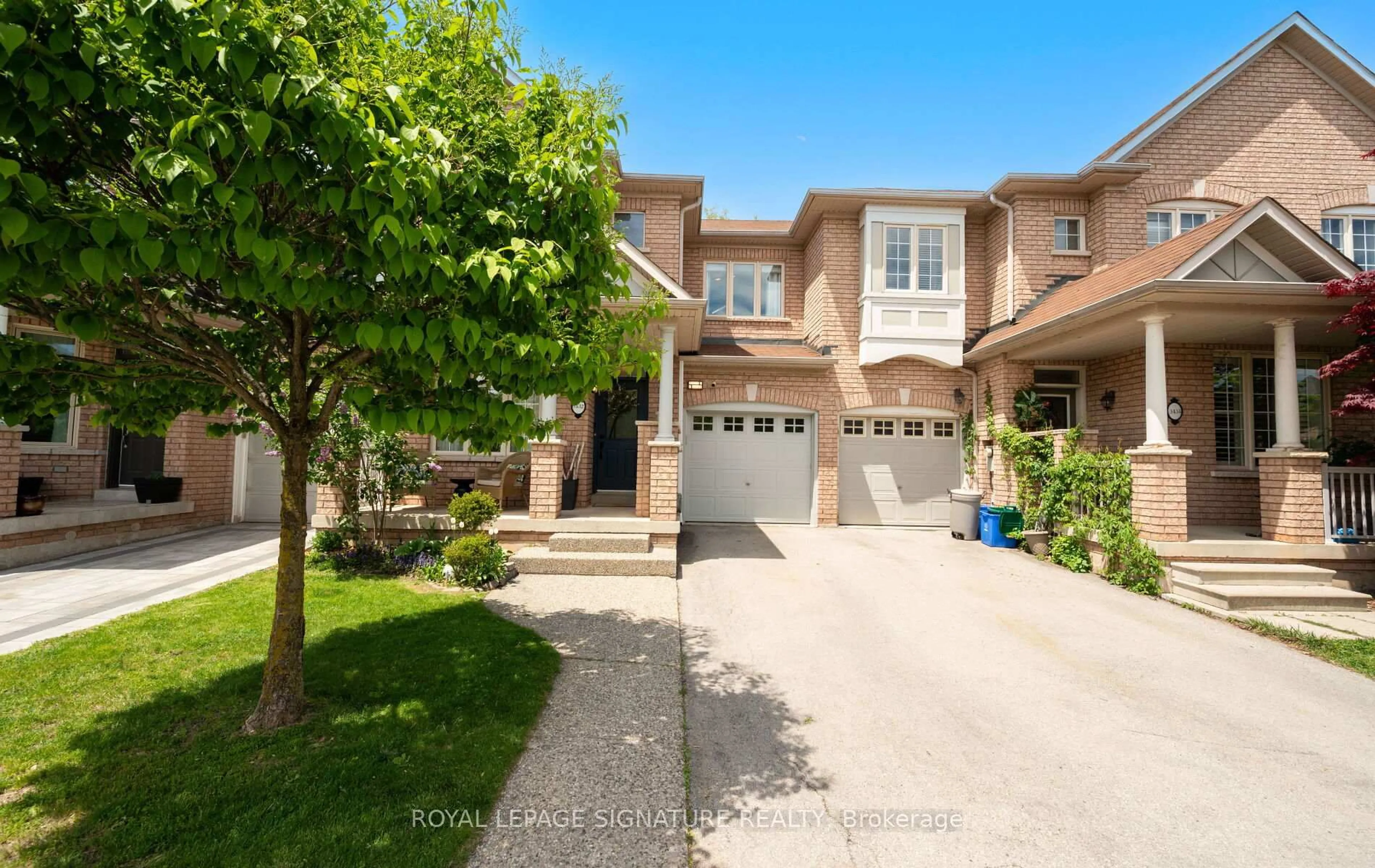 Home with brick exterior material, street for 3432 Robin Hill Circ, Oakville Ontario L6L 6X2