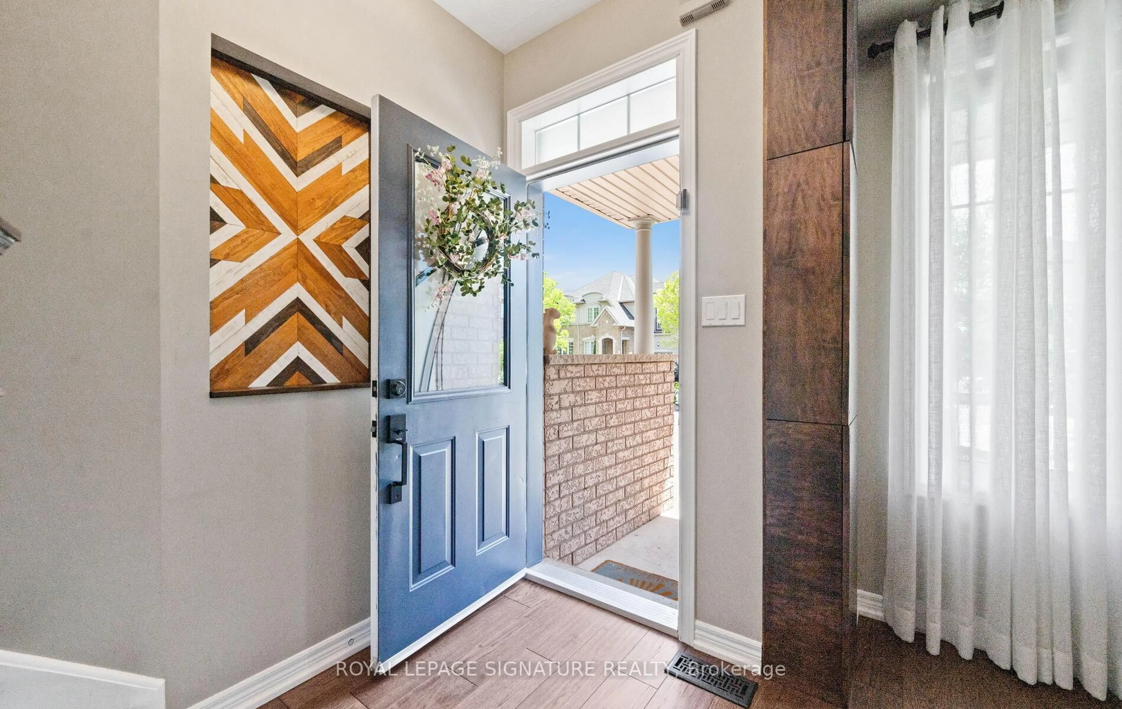 Indoor entryway for 3432 Robin Hill Circ, Oakville Ontario L6L 6X2