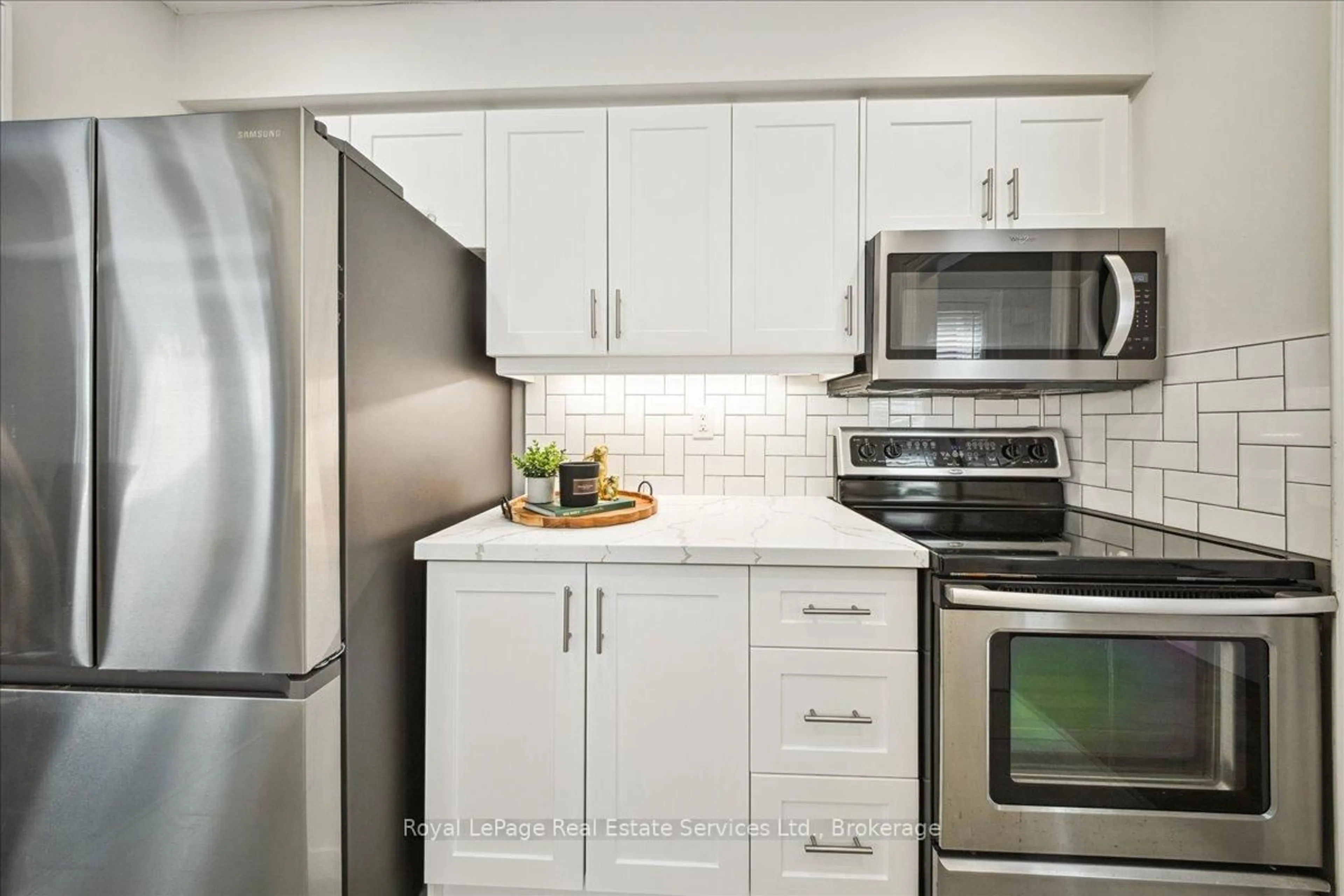 Standard kitchen, unknown for 1331 Treeland St, Burlington Ontario L7R 3T5