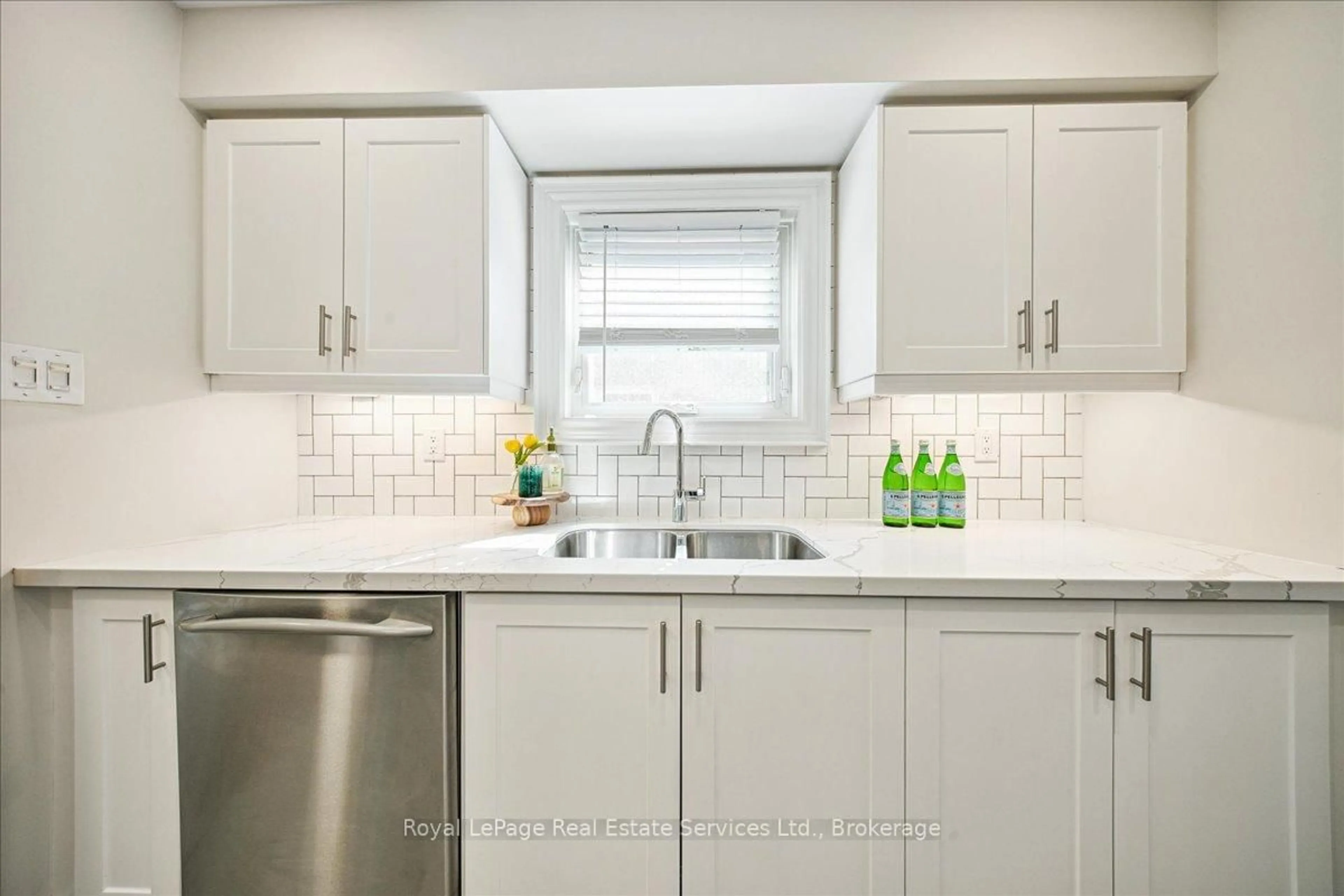 Unknown for 1331 Treeland St, Burlington Ontario L7R 3T5