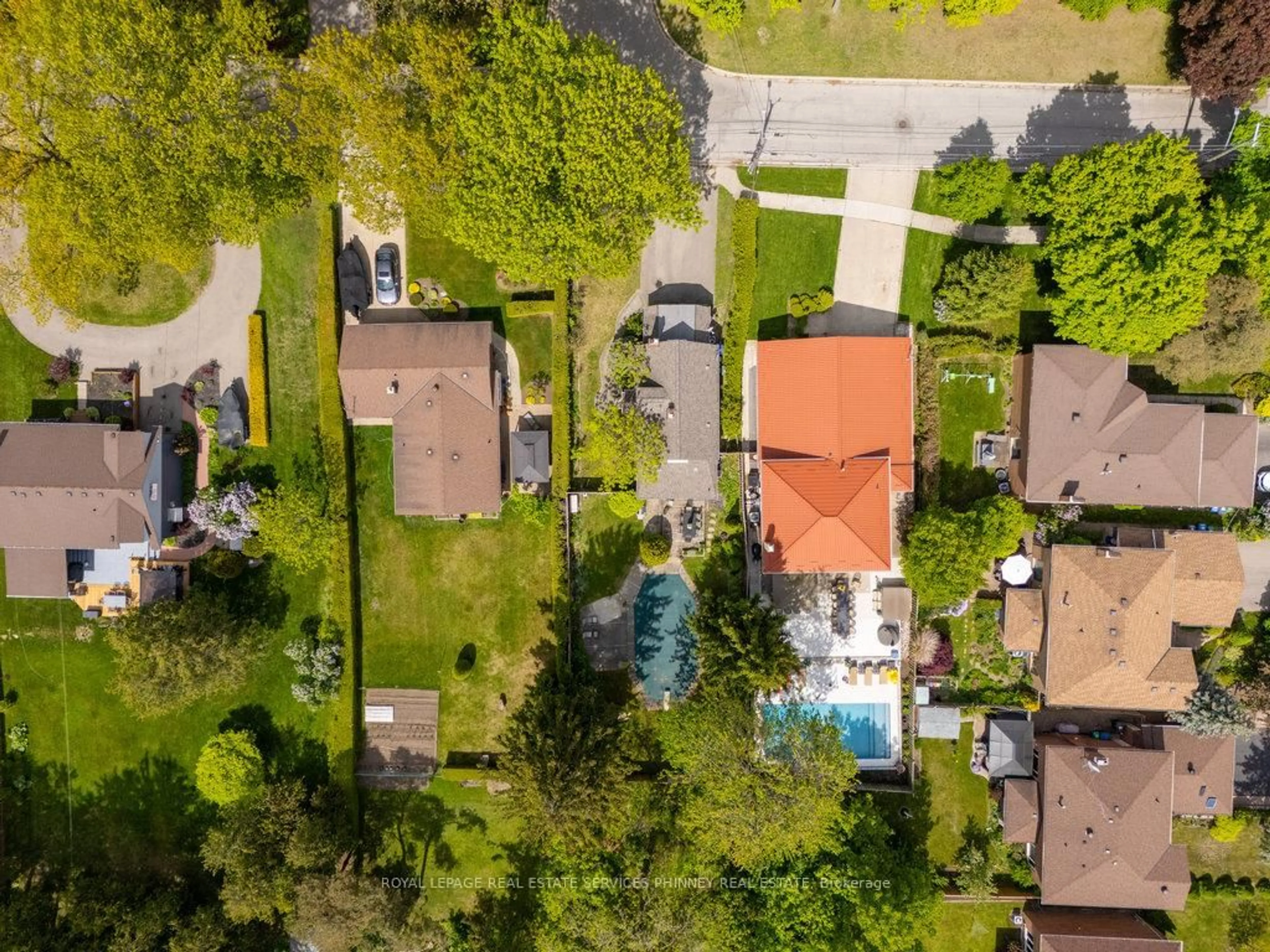 A pic from outside/outdoor area/front of a property/back of a property/a pic from drone, street for 3098 Given Rd, Mississauga Ontario L5A 2N3
