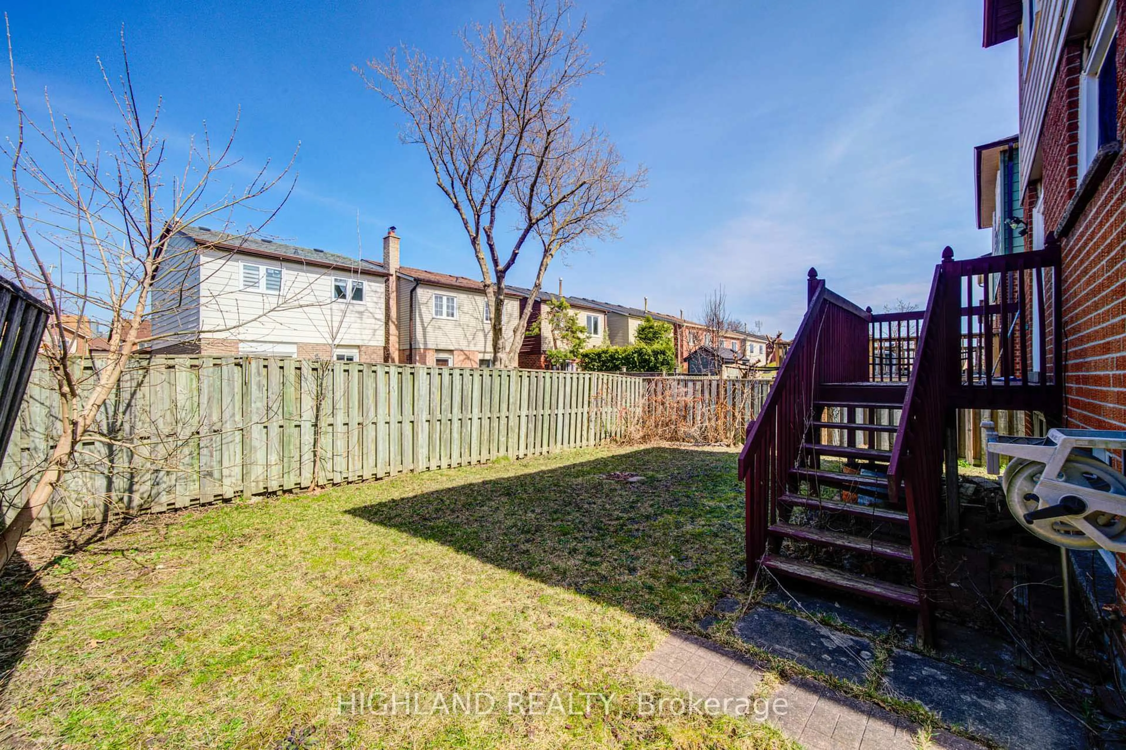 A pic from outside/outdoor area/front of a property/back of a property/a pic from drone, street for 4109 Perivale Rd, Mississauga Ontario L5C 3M7