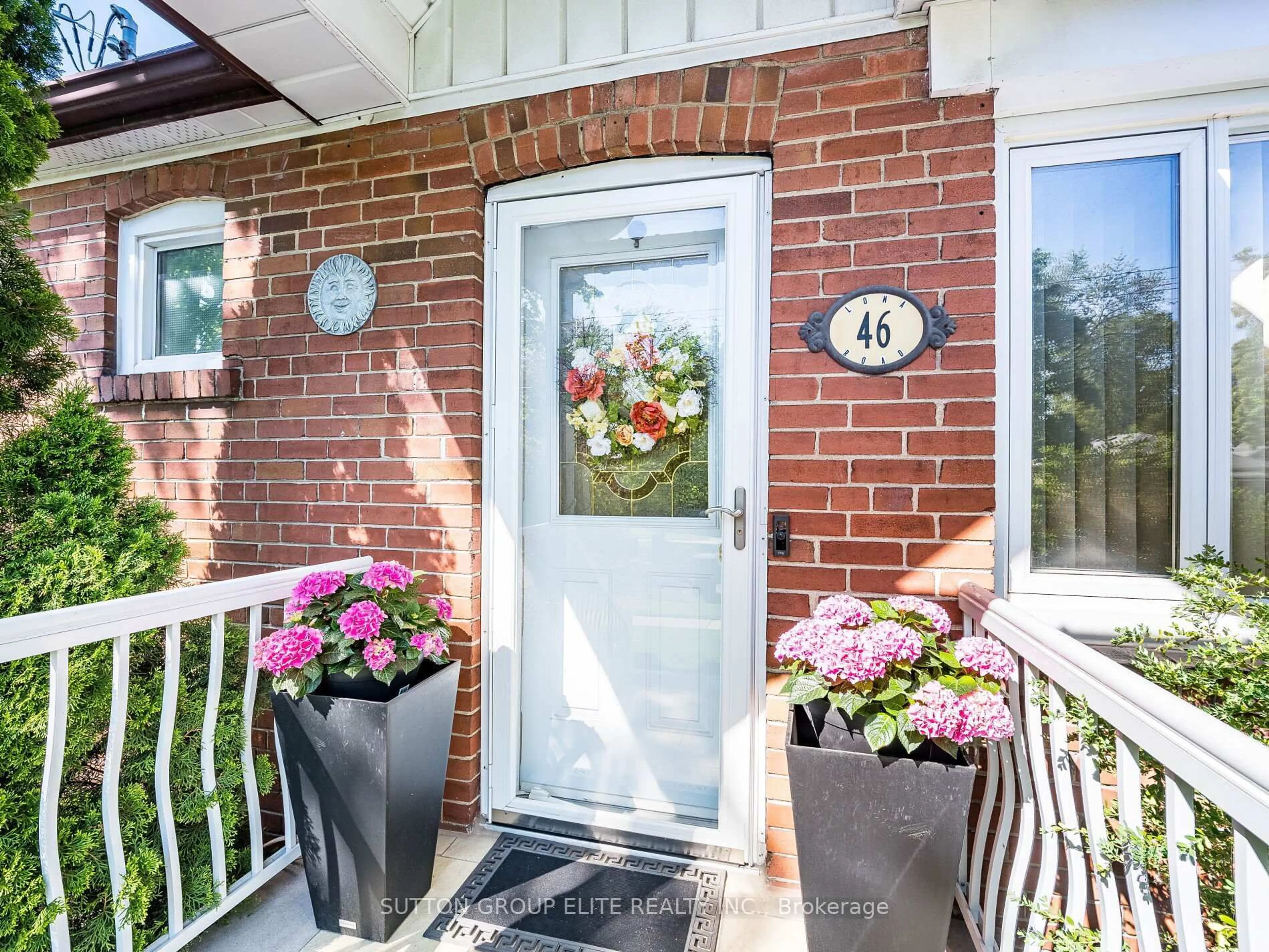 Indoor entryway for 46 Loma Rd, Toronto Ontario M8Z 3Z7