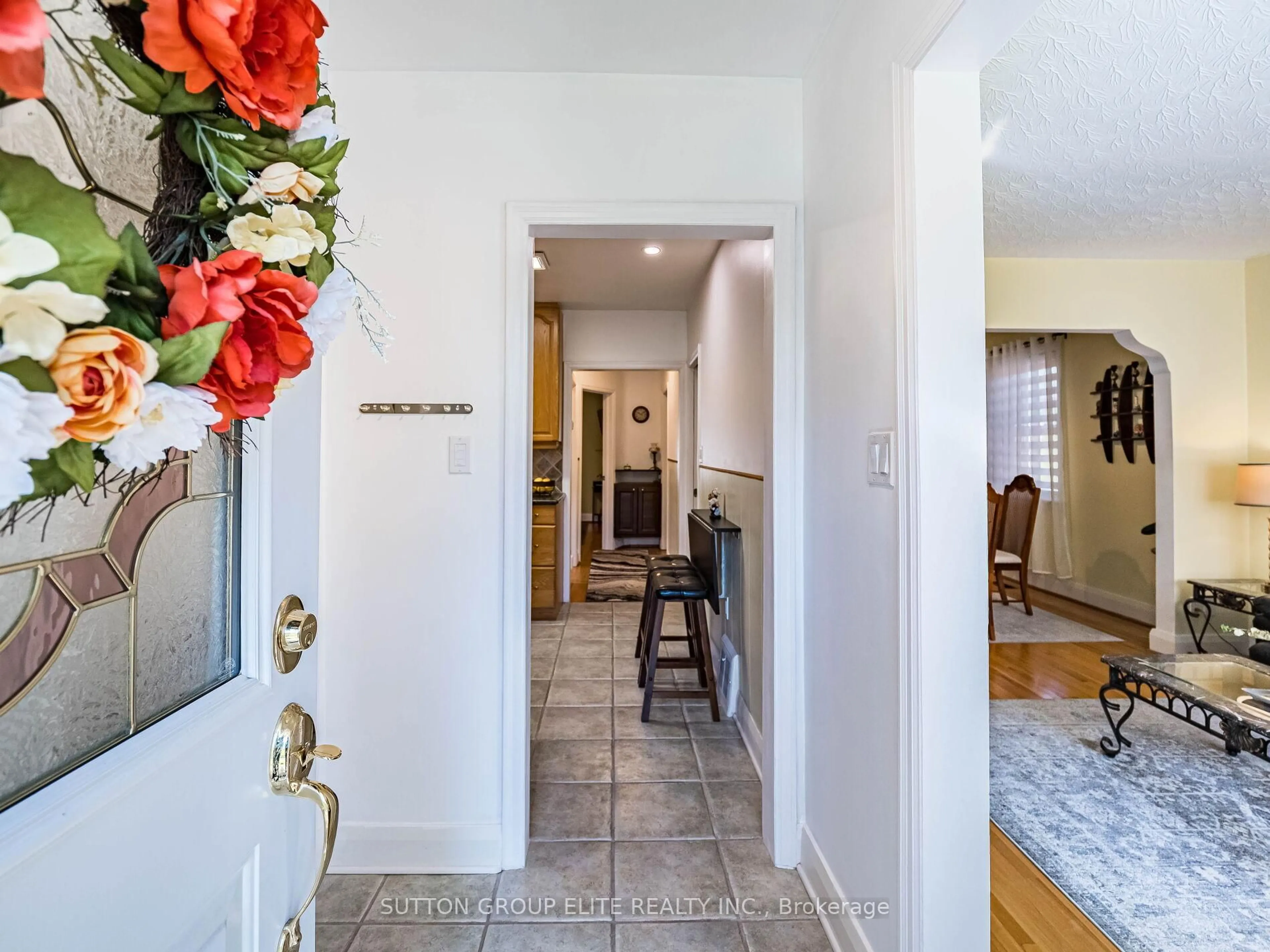 Indoor entryway for 46 Loma Rd, Toronto Ontario M8Z 3Z7