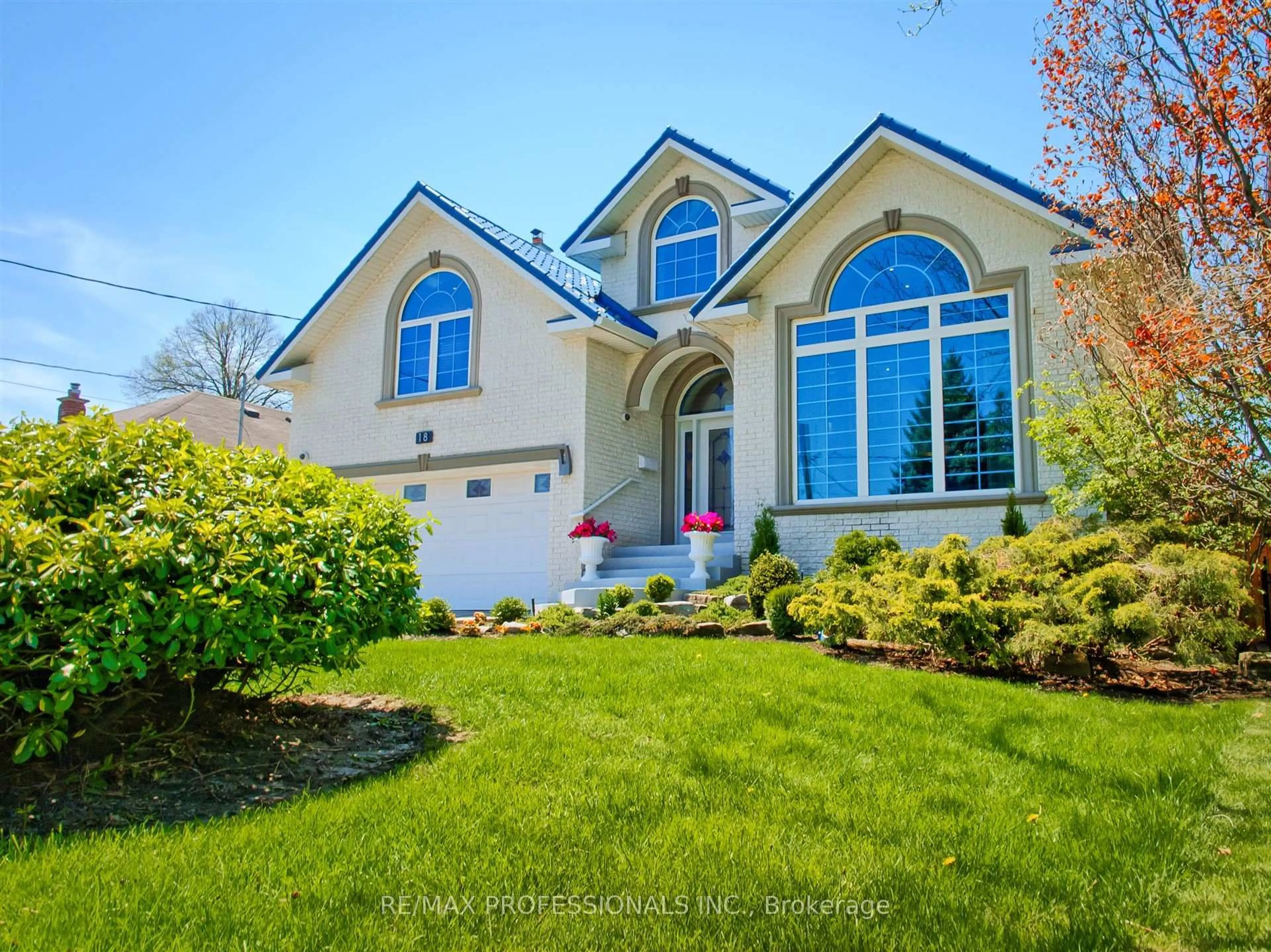 Home with vinyl exterior material, unknown for 18 Northglen Ave, Toronto Ontario M9B 4R6