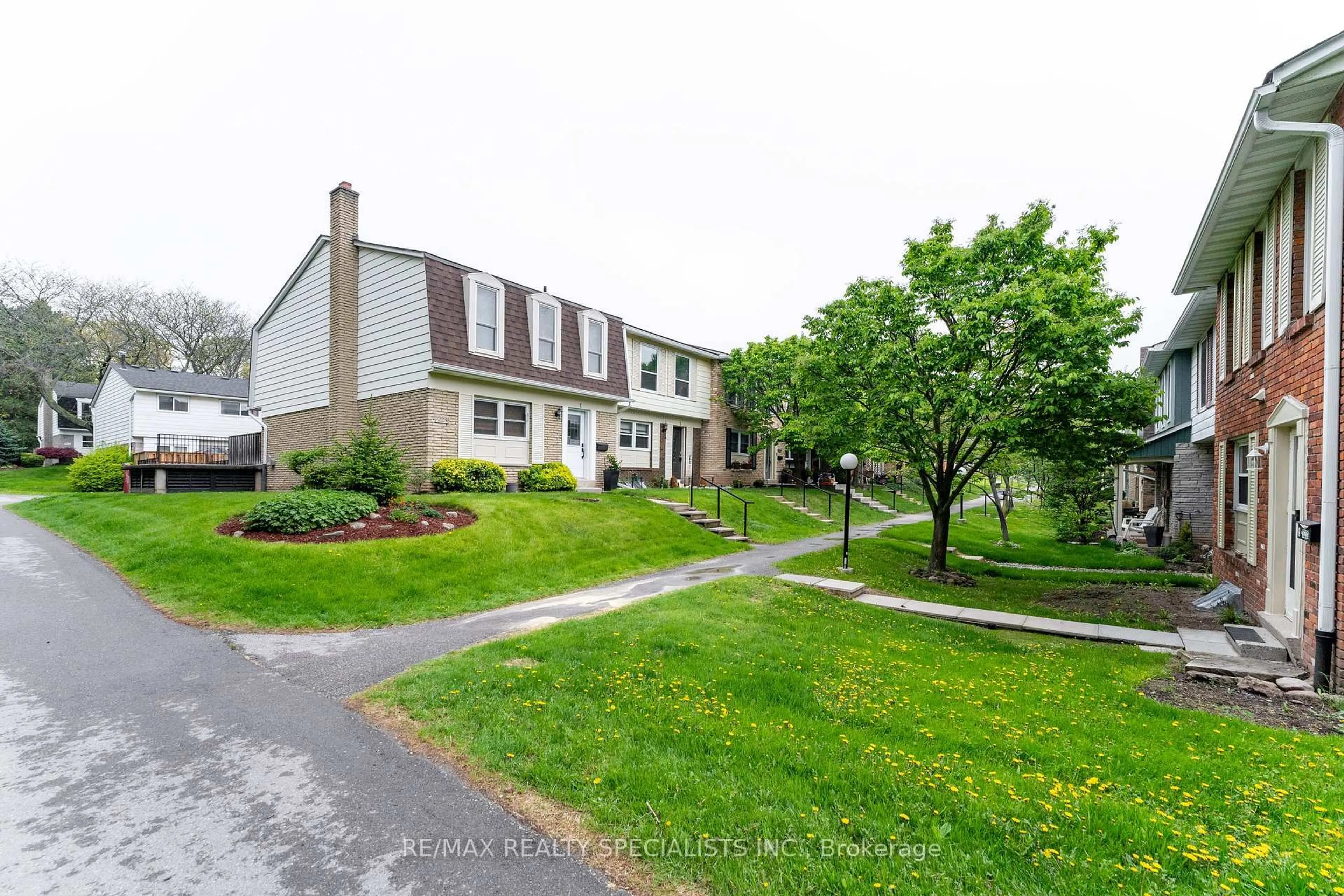 A pic from outside/outdoor area/front of a property/back of a property/a pic from drone, street for 2230 Upper Middle Rd #4, Burlington Ontario L7P 2Z9
