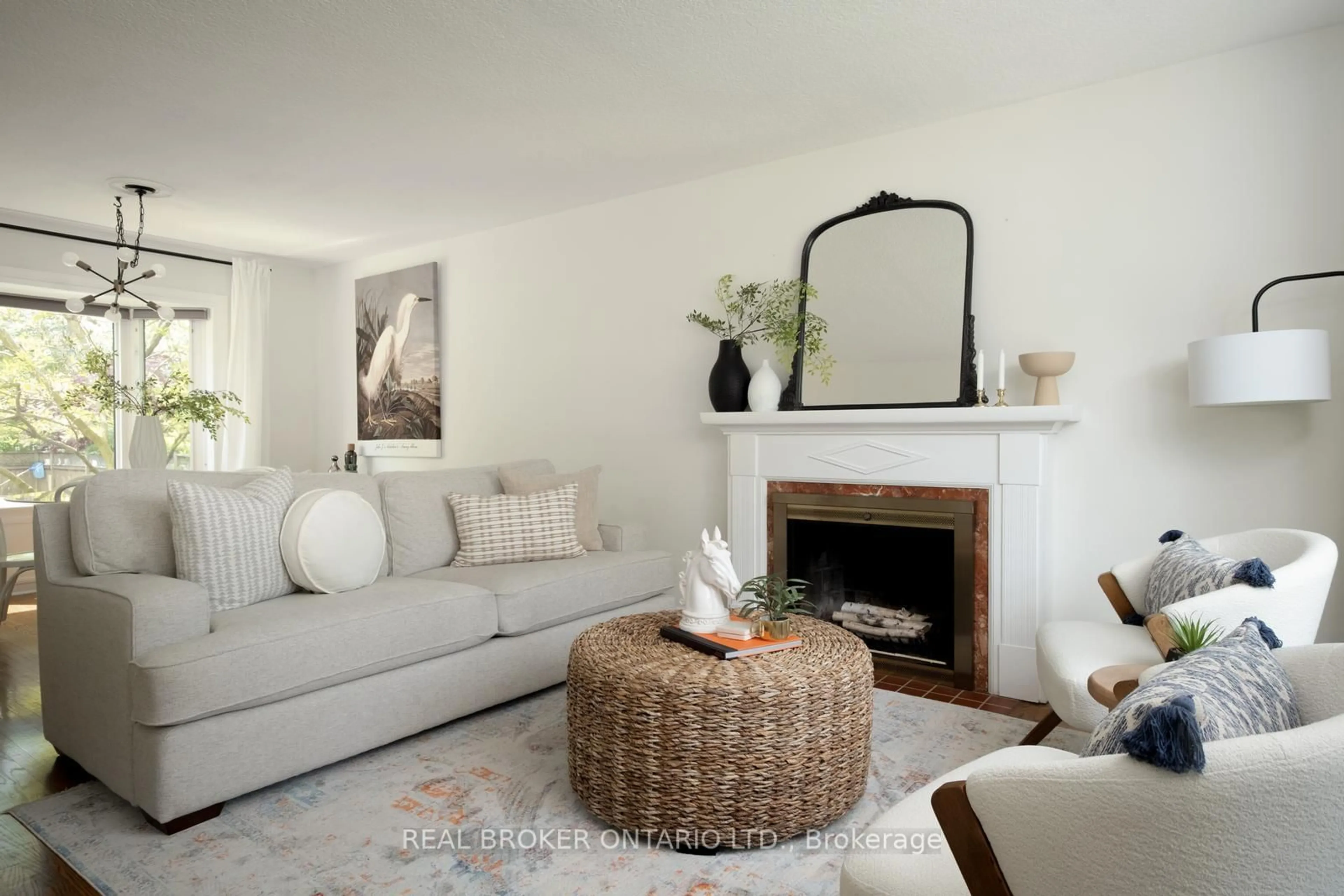 Living room with furniture, unknown for 2194 Wedgewood Rd, Mississauga Ontario L4Y 1V8