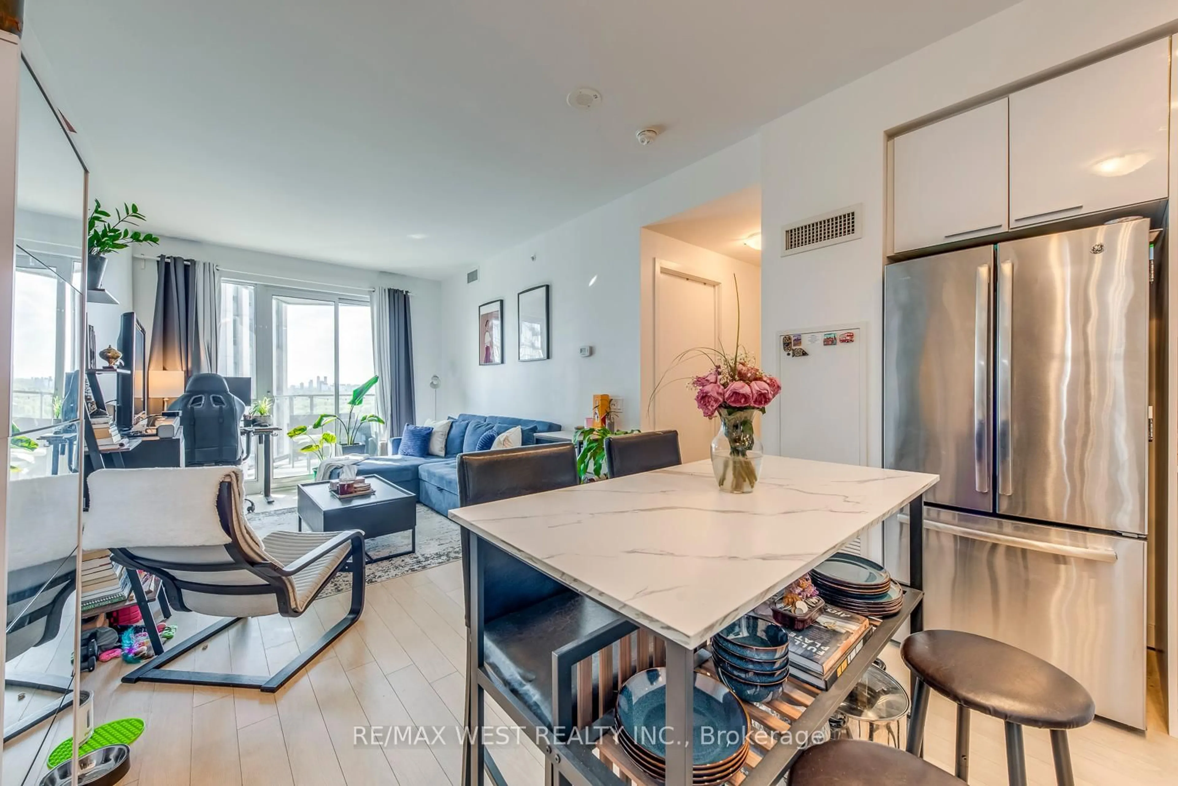 Living room with furniture, unknown for 10 Park Lawn Rd #3205, Toronto Ontario M8Y 3H8