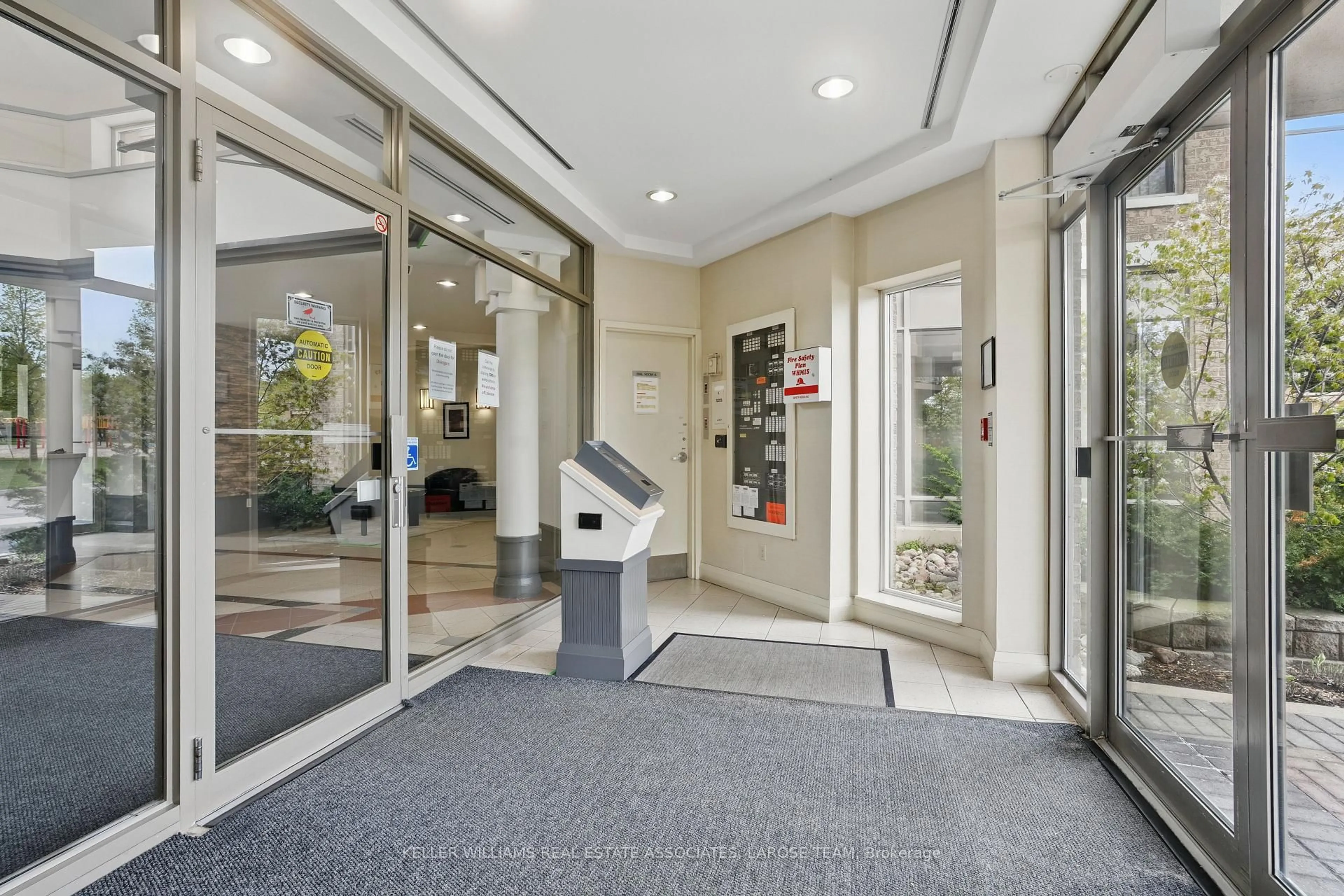 Indoor foyer for 1150 Parkwest Pl #609, Mississauga Ontario L5E 3K4
