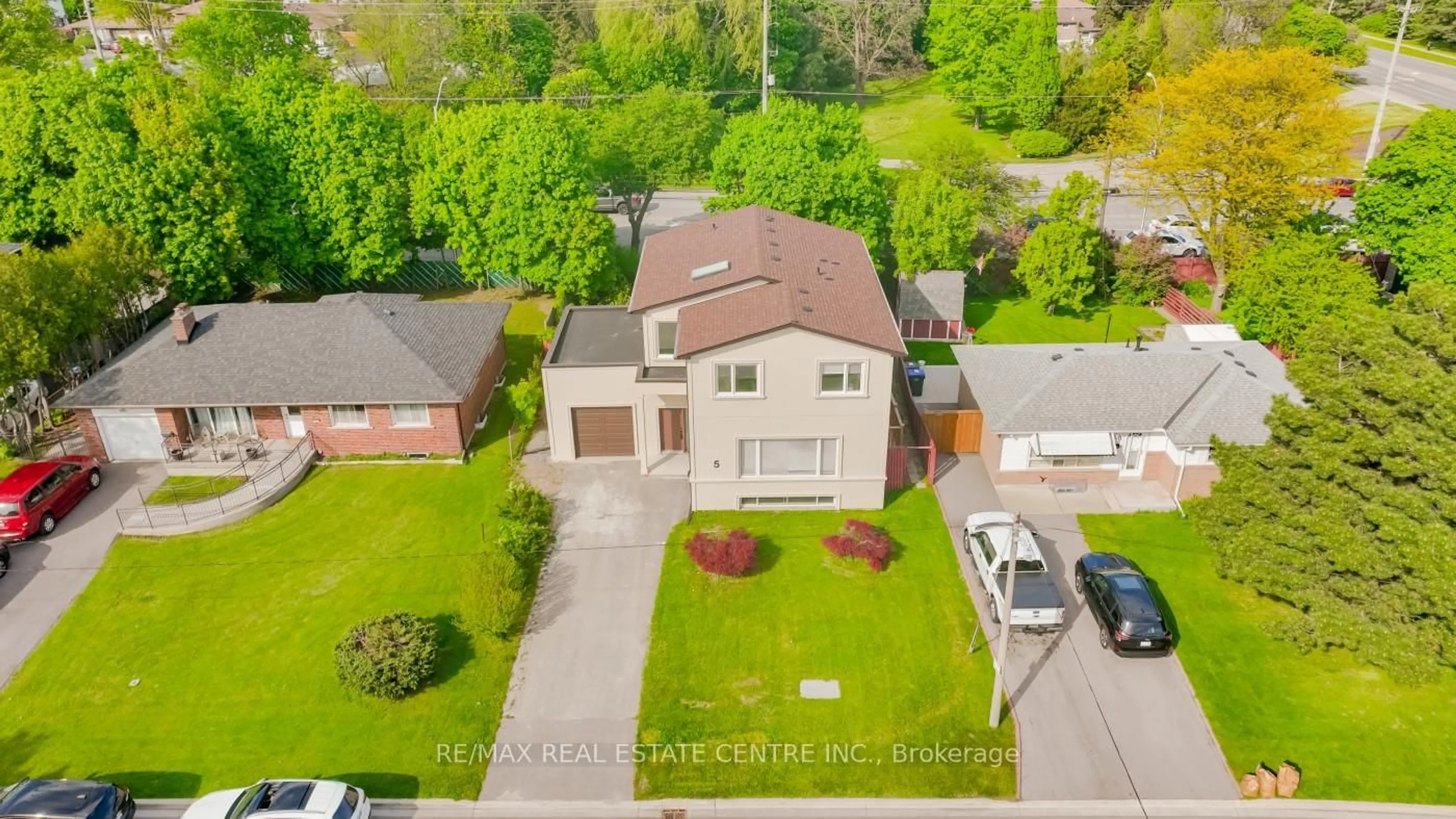 A pic from outside/outdoor area/front of a property/back of a property/a pic from drone, street for 5 Autumn Blvd, Brampton Ontario L6T 2V3