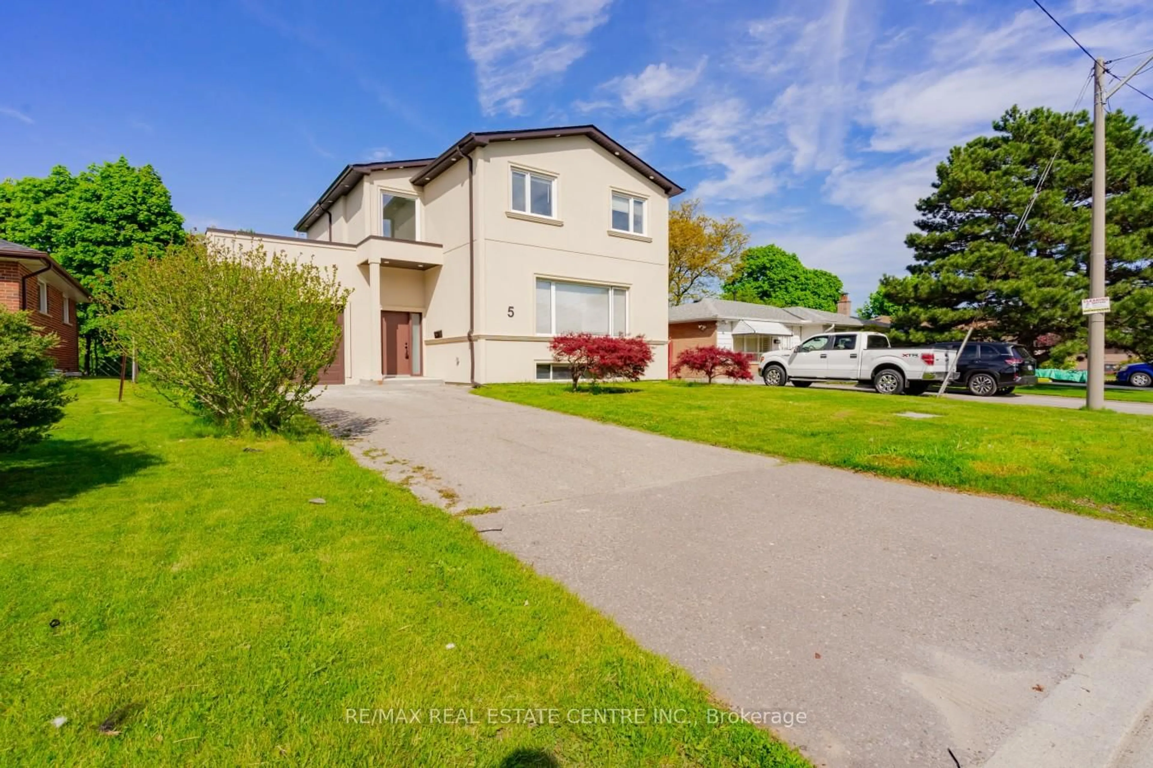 A pic from outside/outdoor area/front of a property/back of a property/a pic from drone, street for 5 Autumn Blvd, Brampton Ontario L6T 2V3