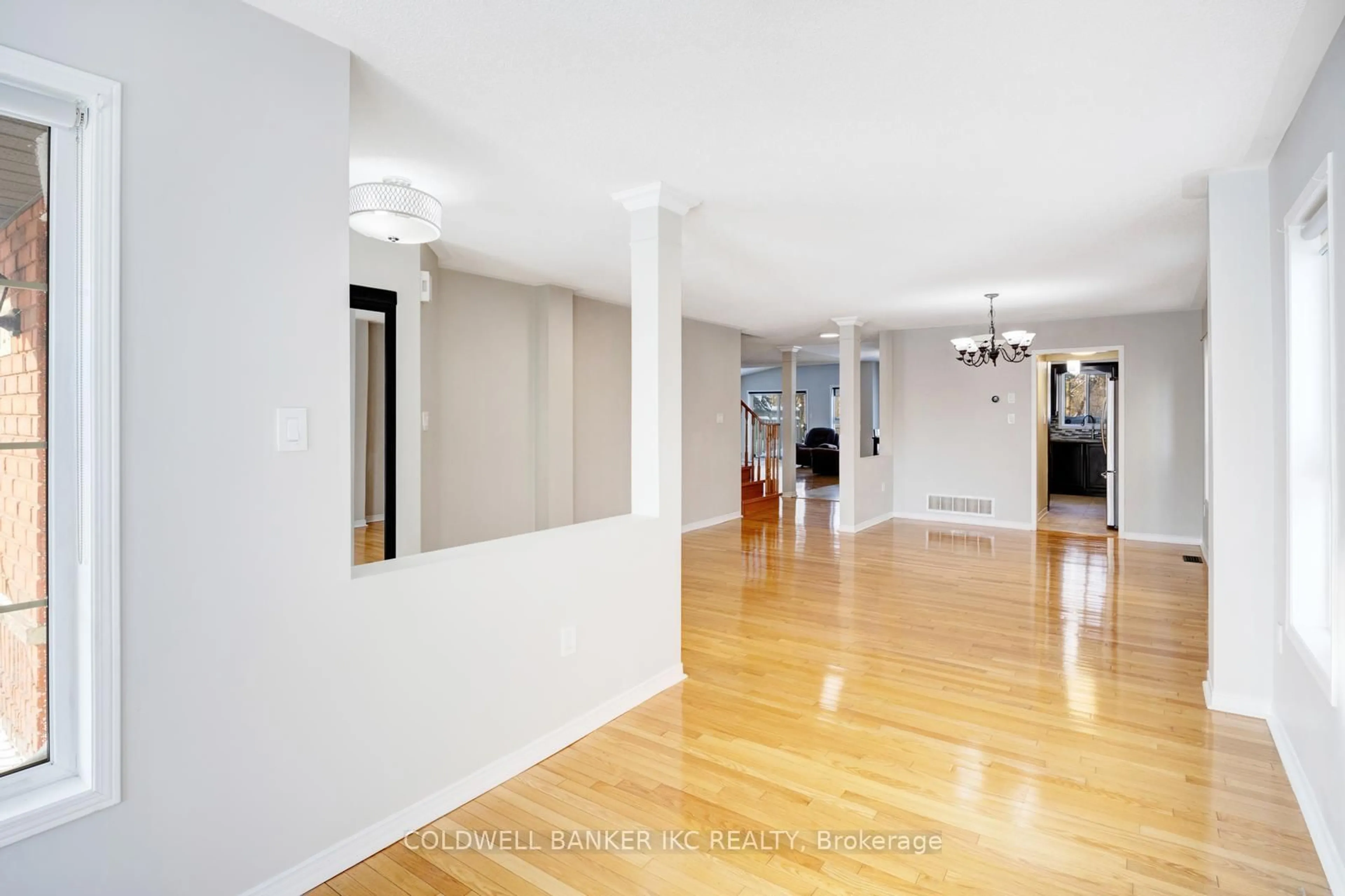 Indoor foyer for 25 Hollowgrove Blvd, Brampton Ontario L6P 1B1