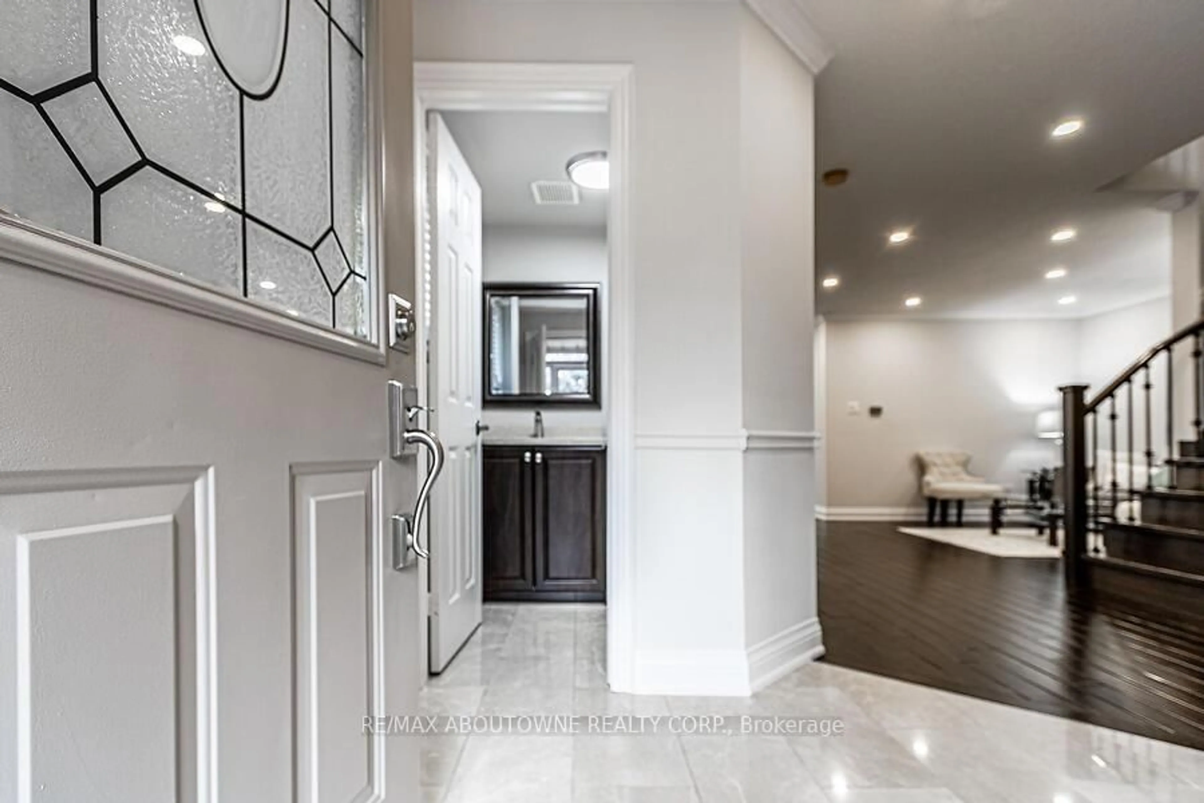 Indoor entryway for 2140 GLENHAMPTON Rd, Oakville Ontario L6M 3X1