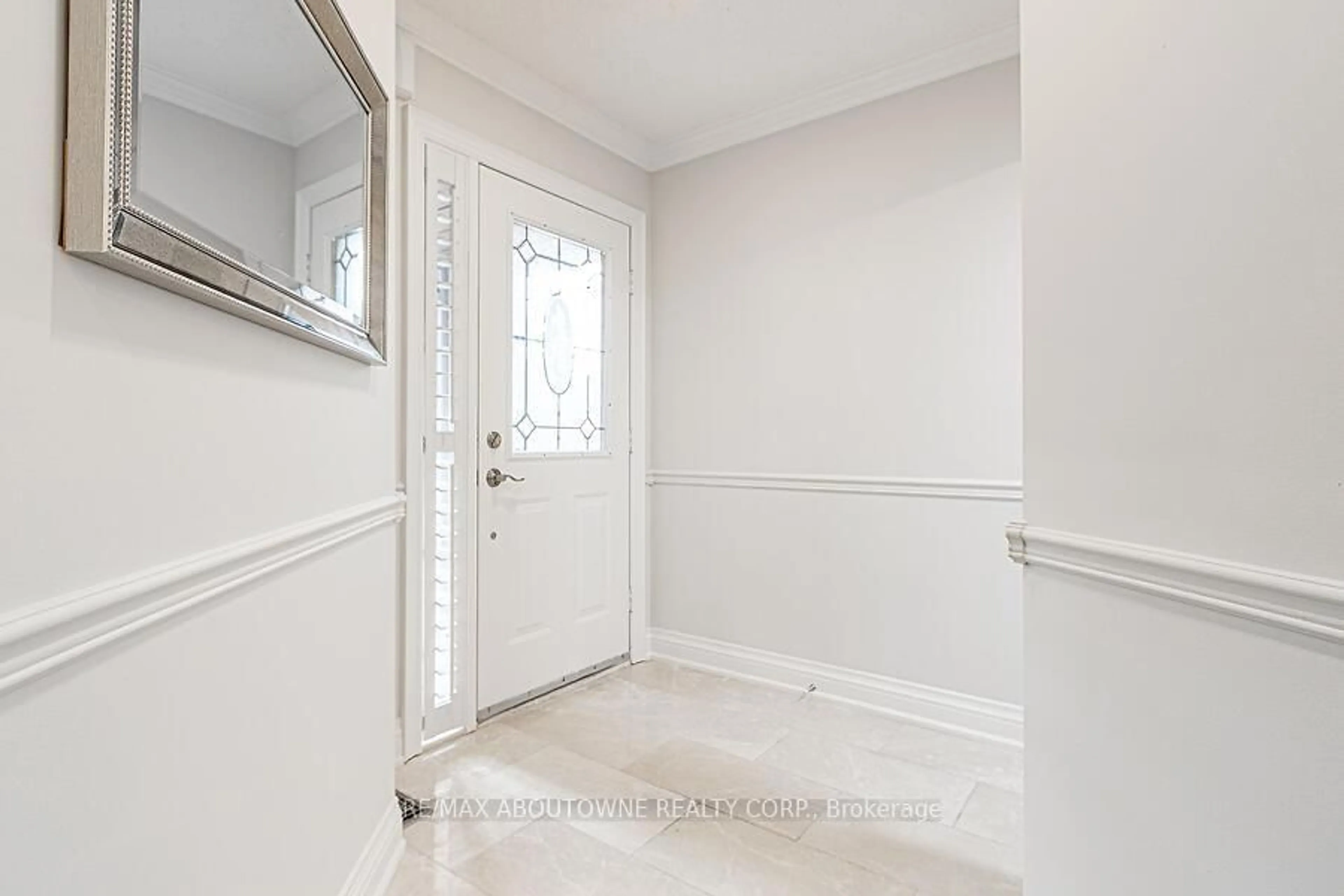 Indoor entryway for 2140 GLENHAMPTON Rd, Oakville Ontario L6M 3X1