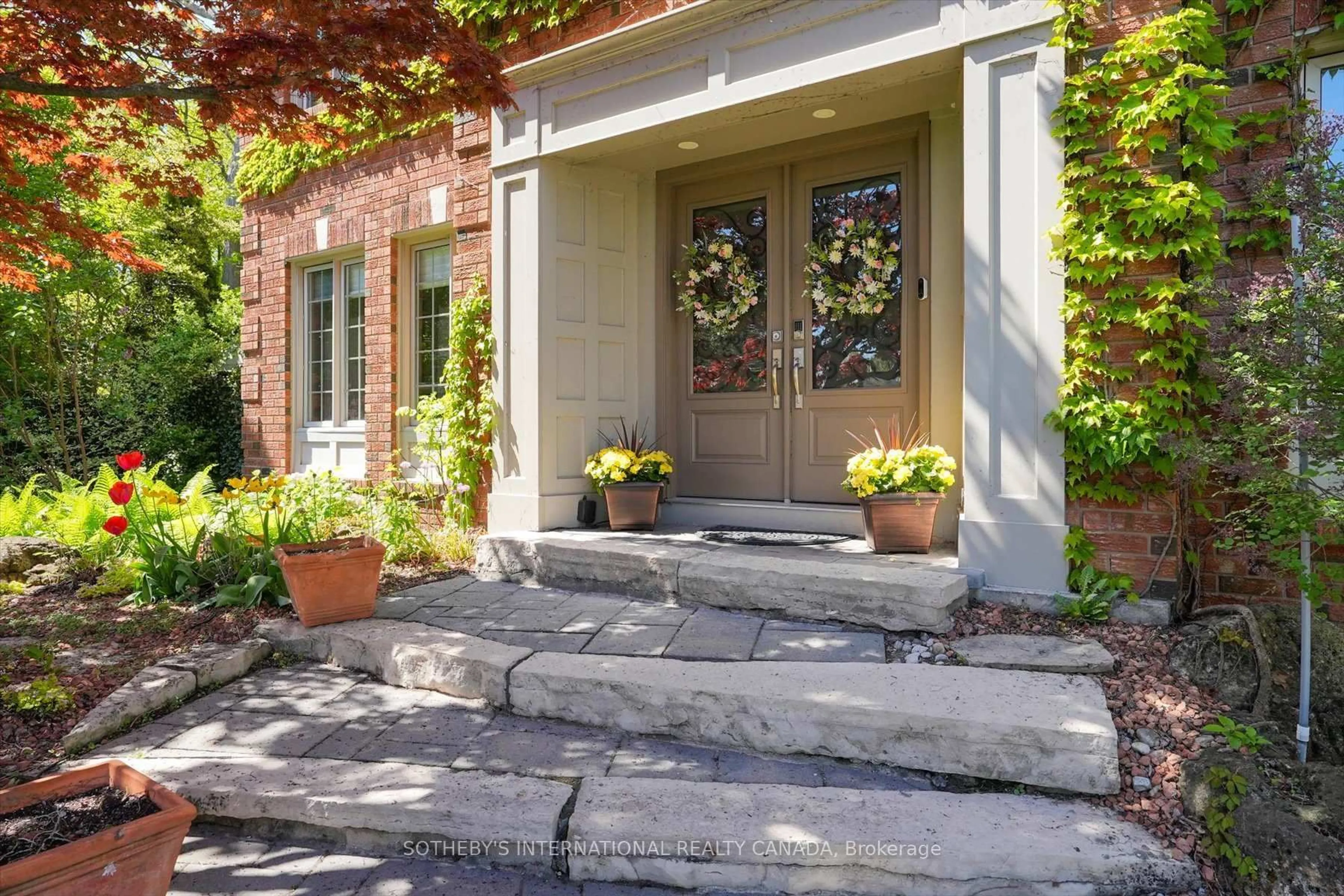 Indoor entryway for 1662 Roundleaf Crt, Burlington Ontario L7P 4T6