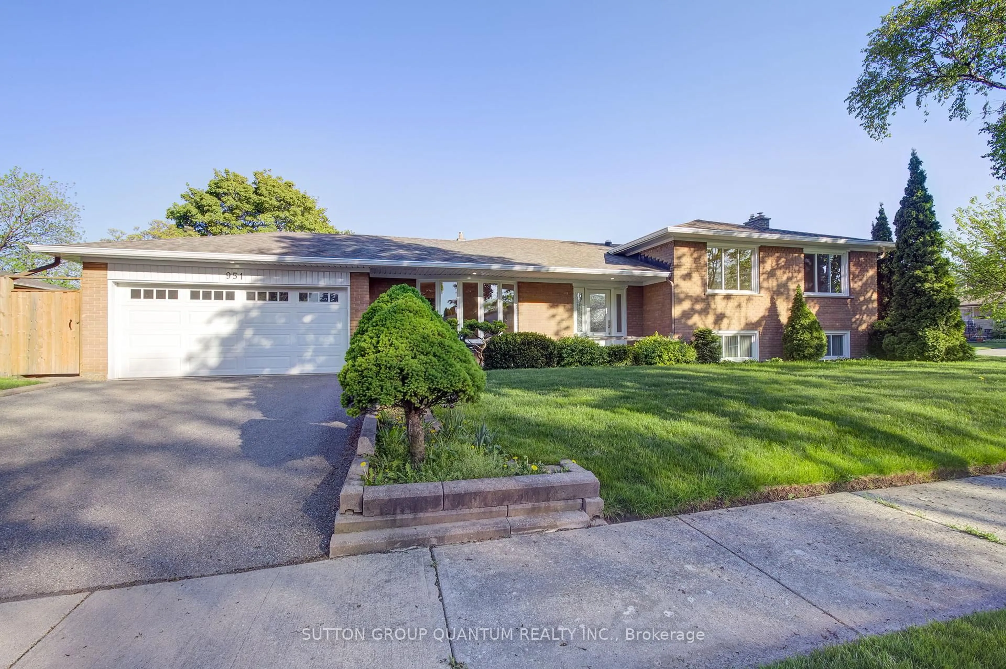 Home with brick exterior material, street for 951 Streamway Cres, Mississauga Ontario L4Y 2P3