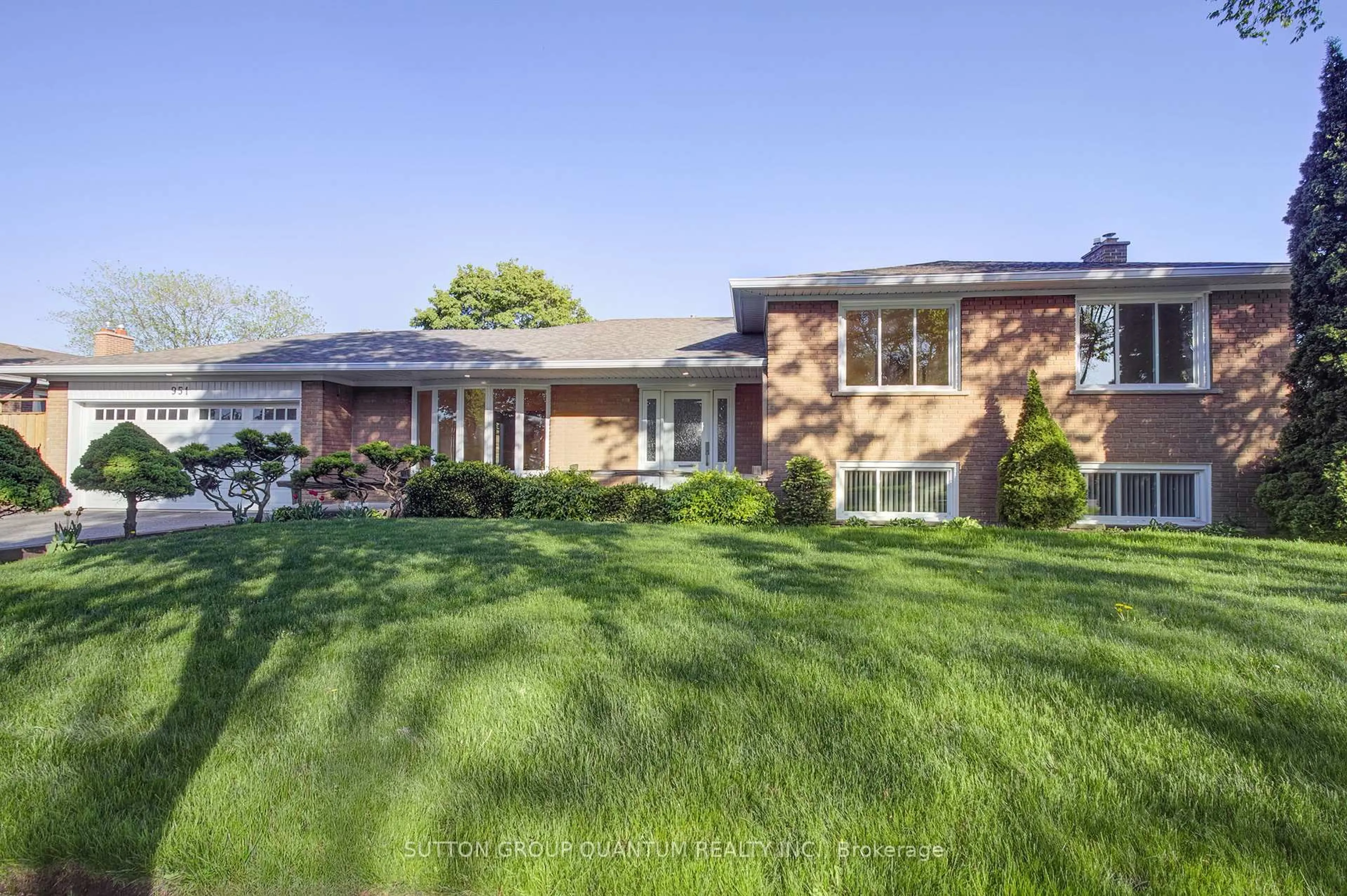 Home with brick exterior material, street for 951 Streamway Cres, Mississauga Ontario L4Y 2P3