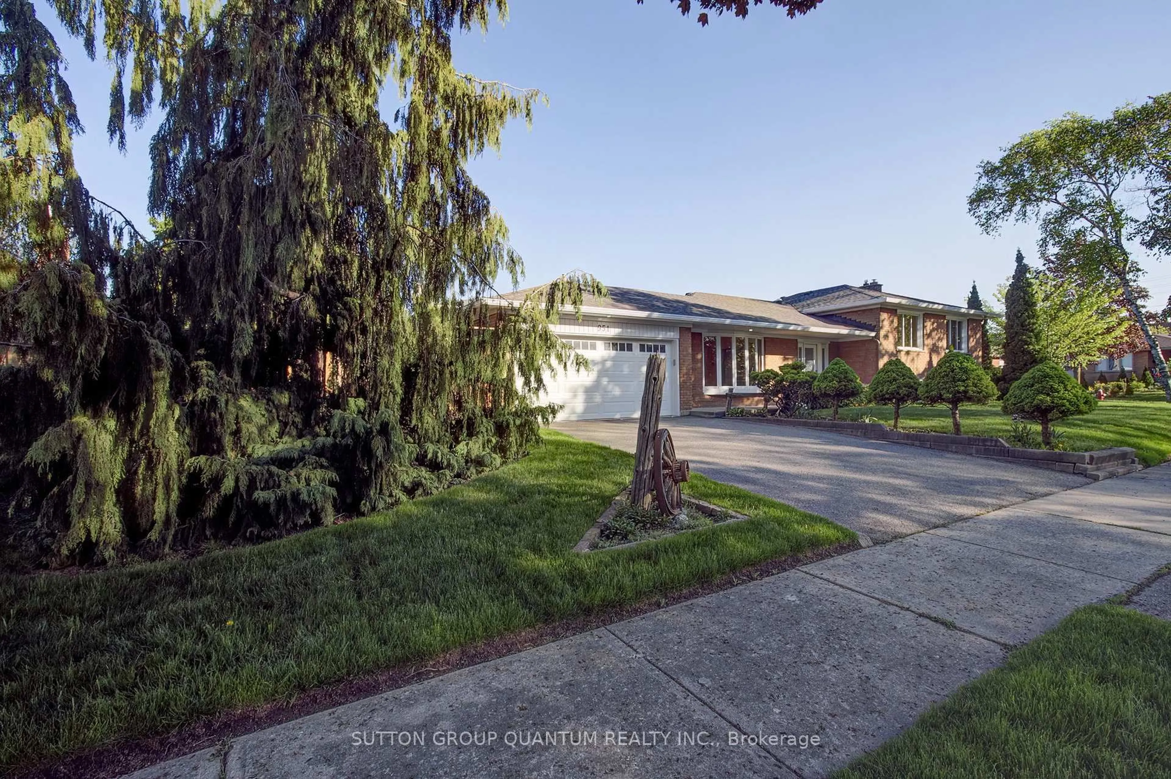 A pic from outside/outdoor area/front of a property/back of a property/a pic from drone, street for 951 Streamway Cres, Mississauga Ontario L4Y 2P3