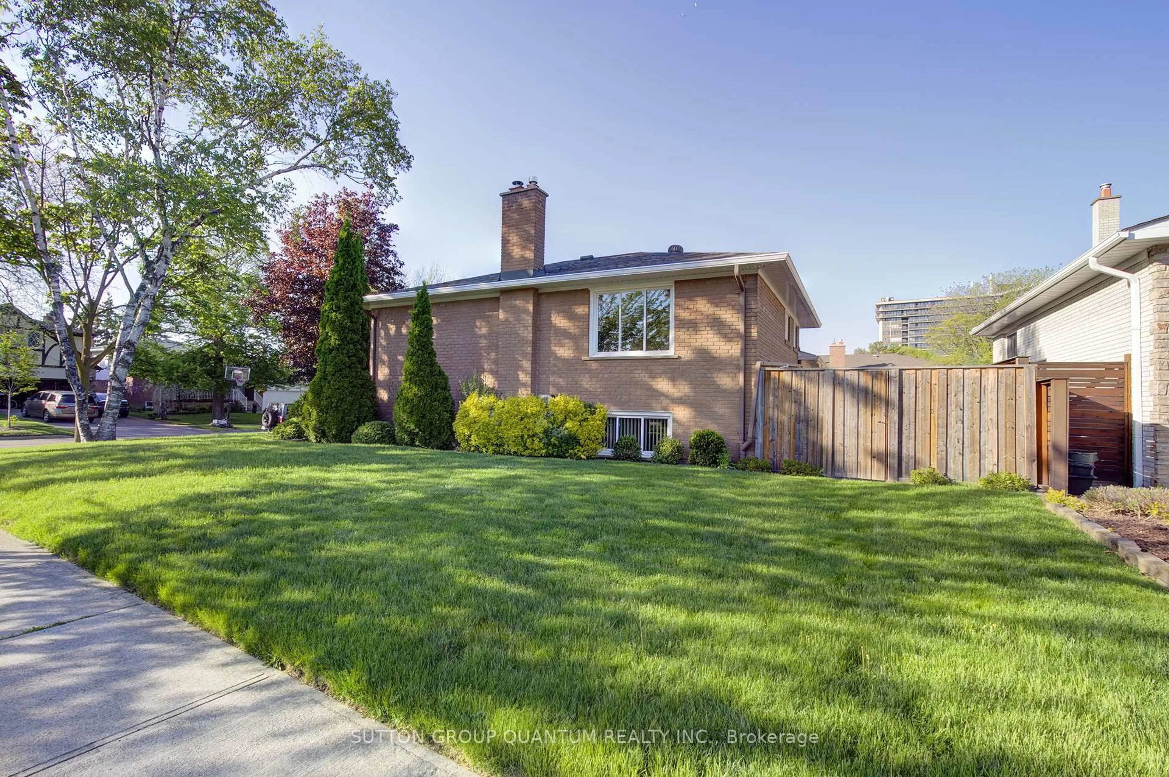 Home with brick exterior material, street for 951 Streamway Cres, Mississauga Ontario L4Y 2P3