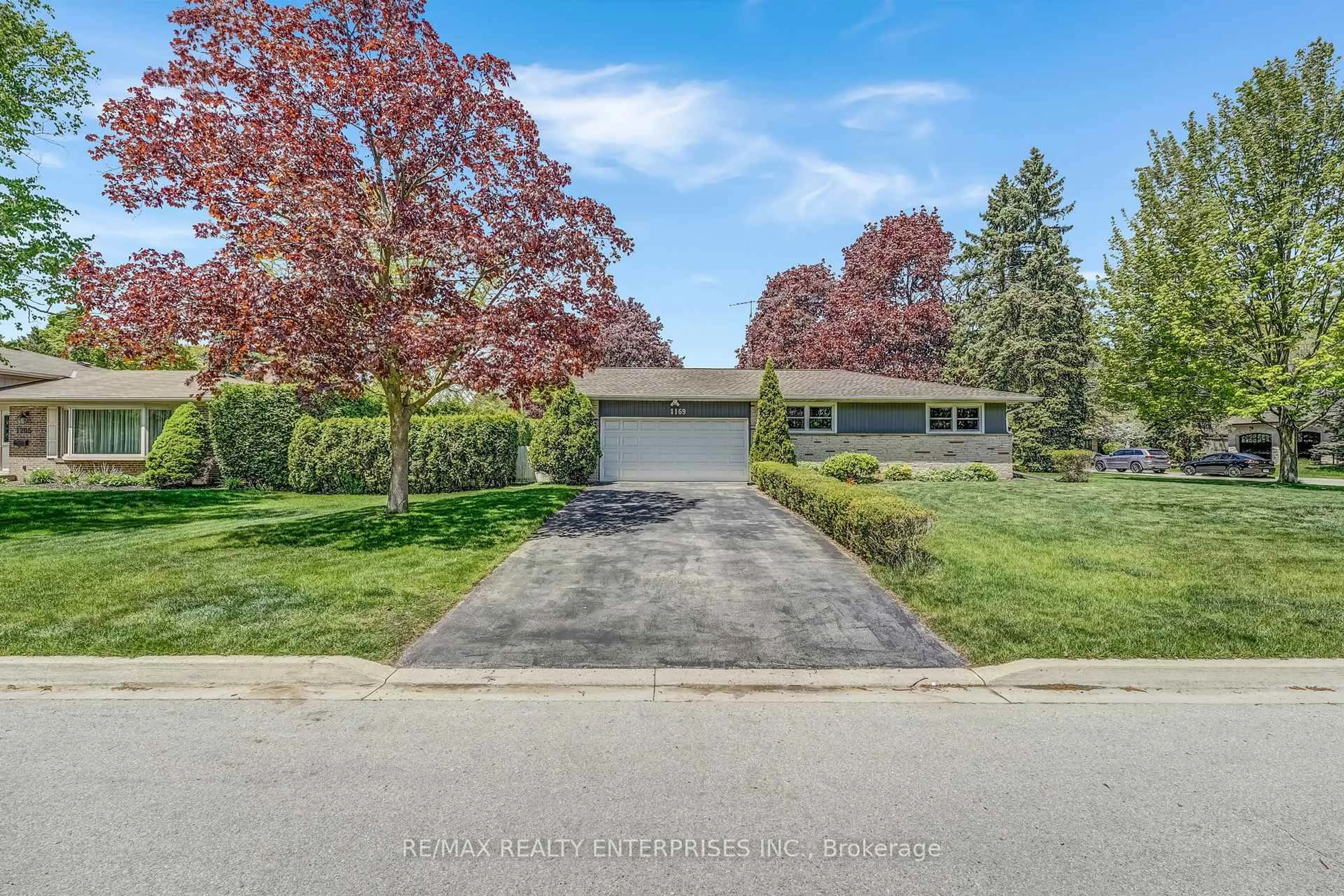 A pic from outside/outdoor area/front of a property/back of a property/a pic from drone, street for 1169 Wildfield Cres, Mississauga Ontario L5H 3C3