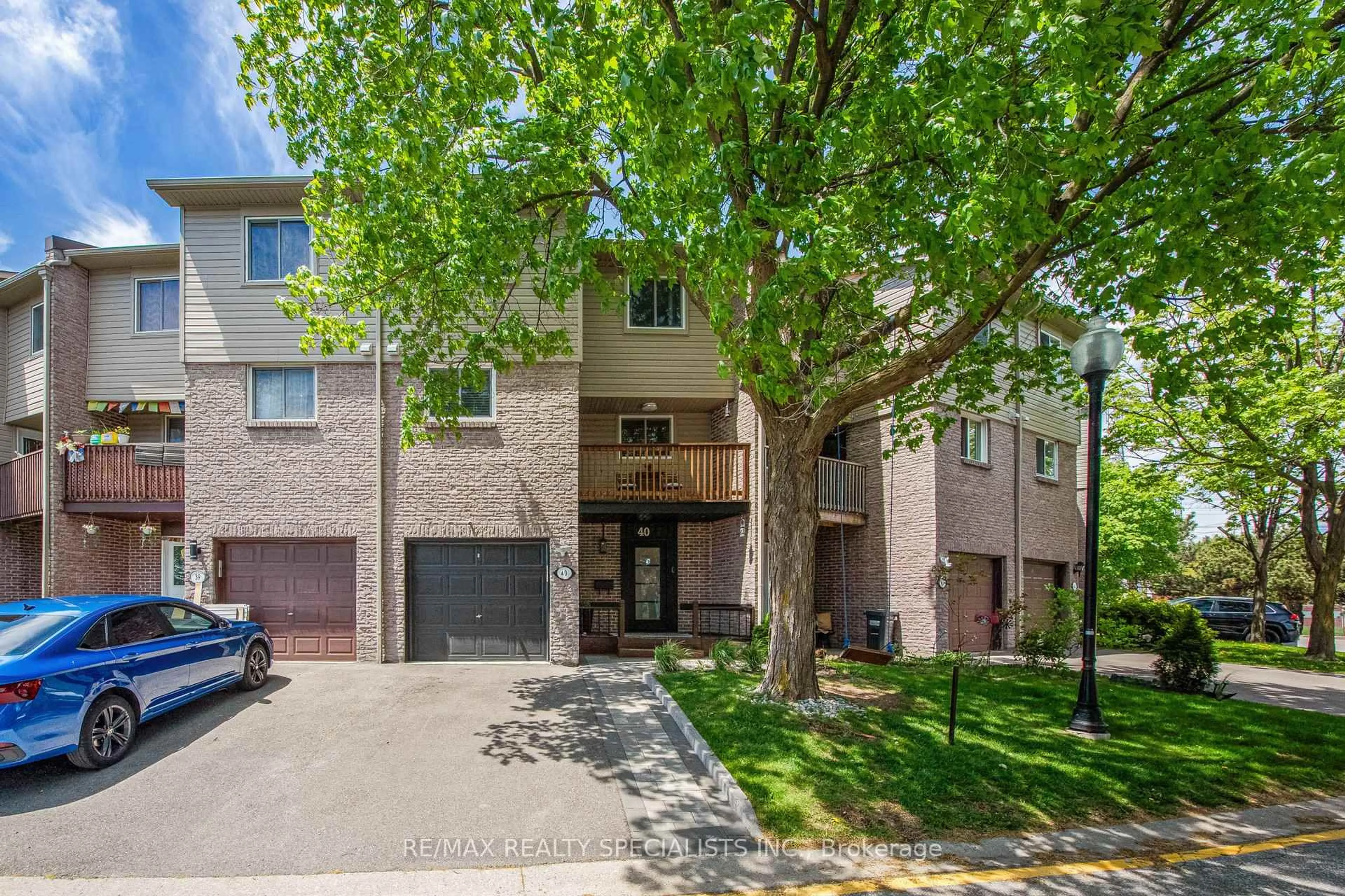 Home with brick exterior material, street for 2035 Asta Dr #40, Mississauga Ontario L5A 3Y2