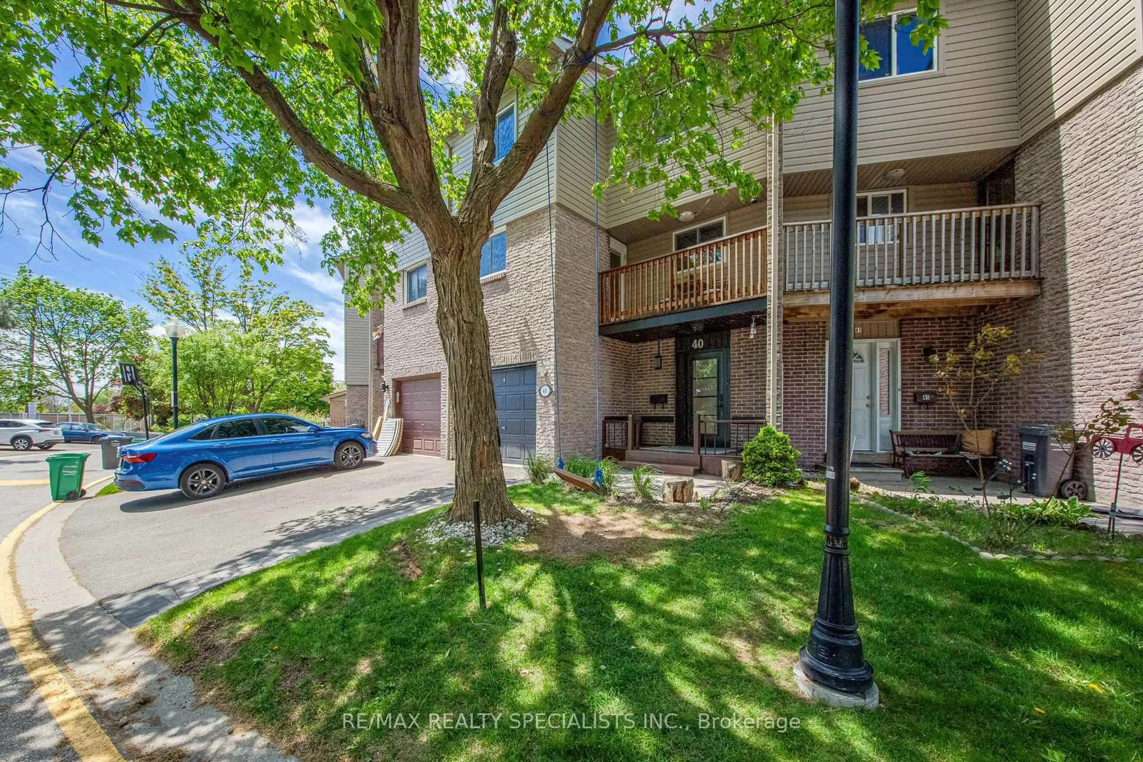A pic from outside/outdoor area/front of a property/back of a property/a pic from drone, street for 2035 Asta Dr #40, Mississauga Ontario L5A 3Y2
