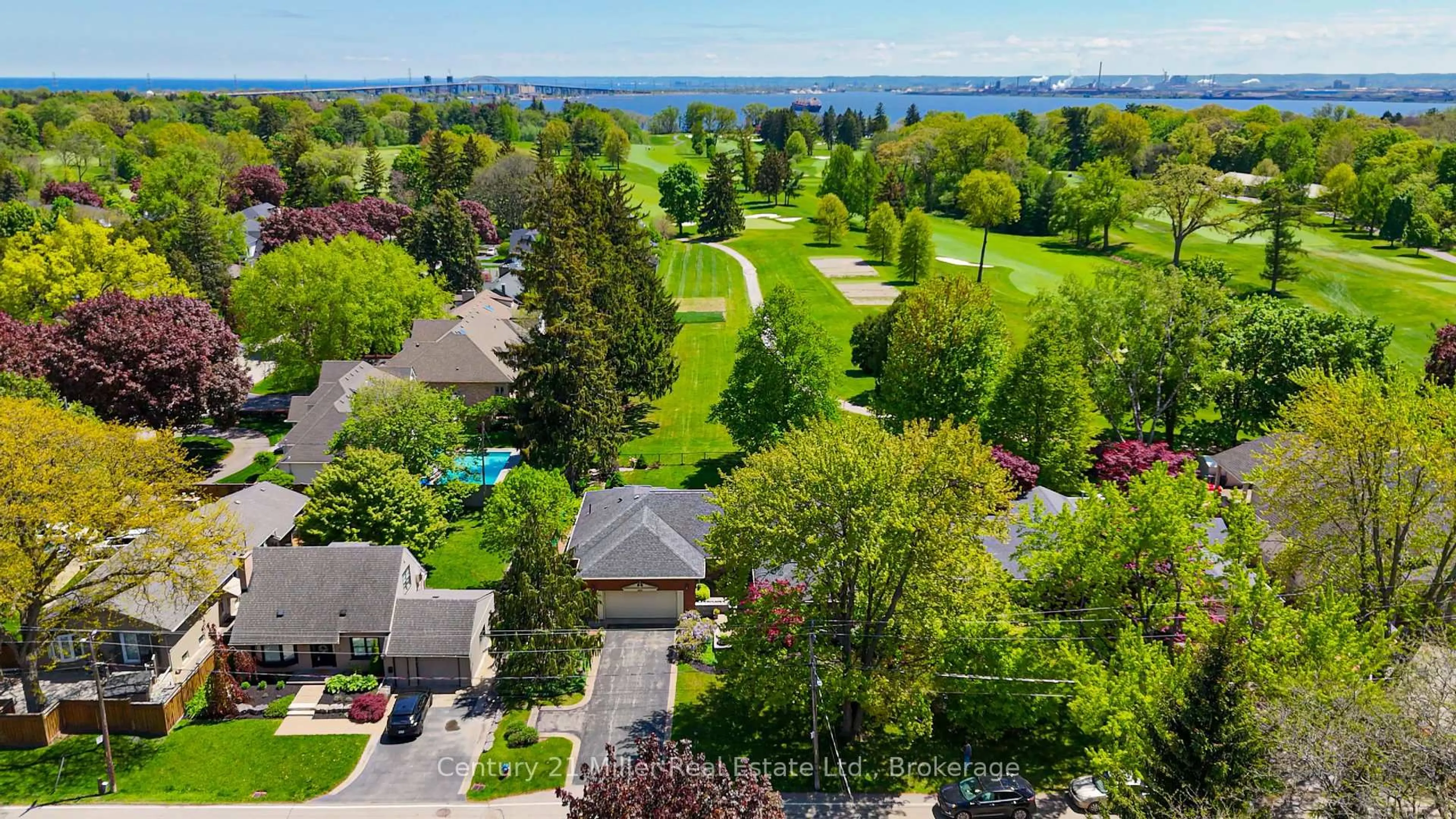 A pic from outside/outdoor area/front of a property/back of a property/a pic from drone, water/lake/river/ocean view for 456 Townsend Ave, Burlington Ontario L7T 2A8