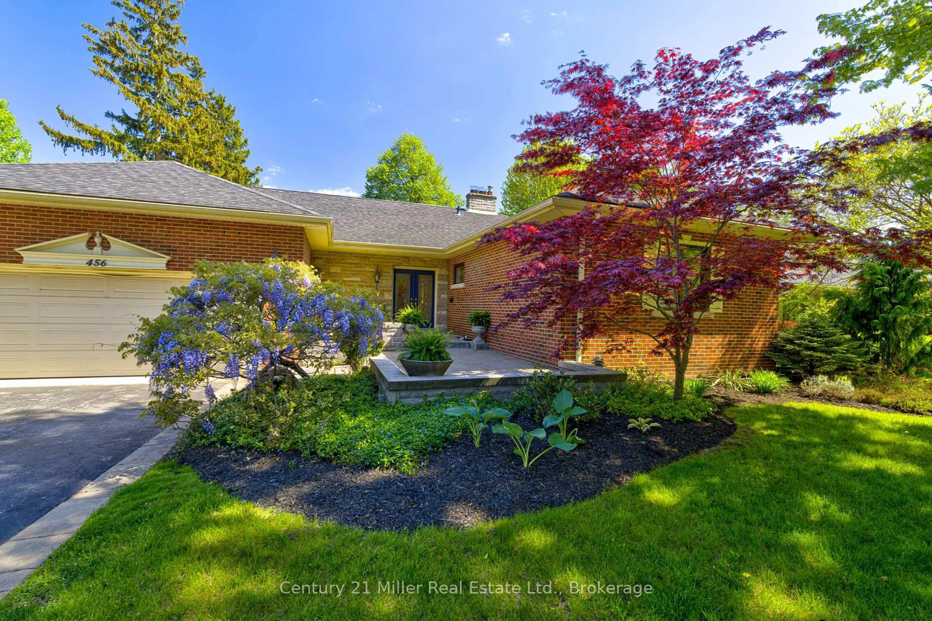 A pic from outside/outdoor area/front of a property/back of a property/a pic from drone, unknown for 456 Townsend Ave, Burlington Ontario L7T 2A8