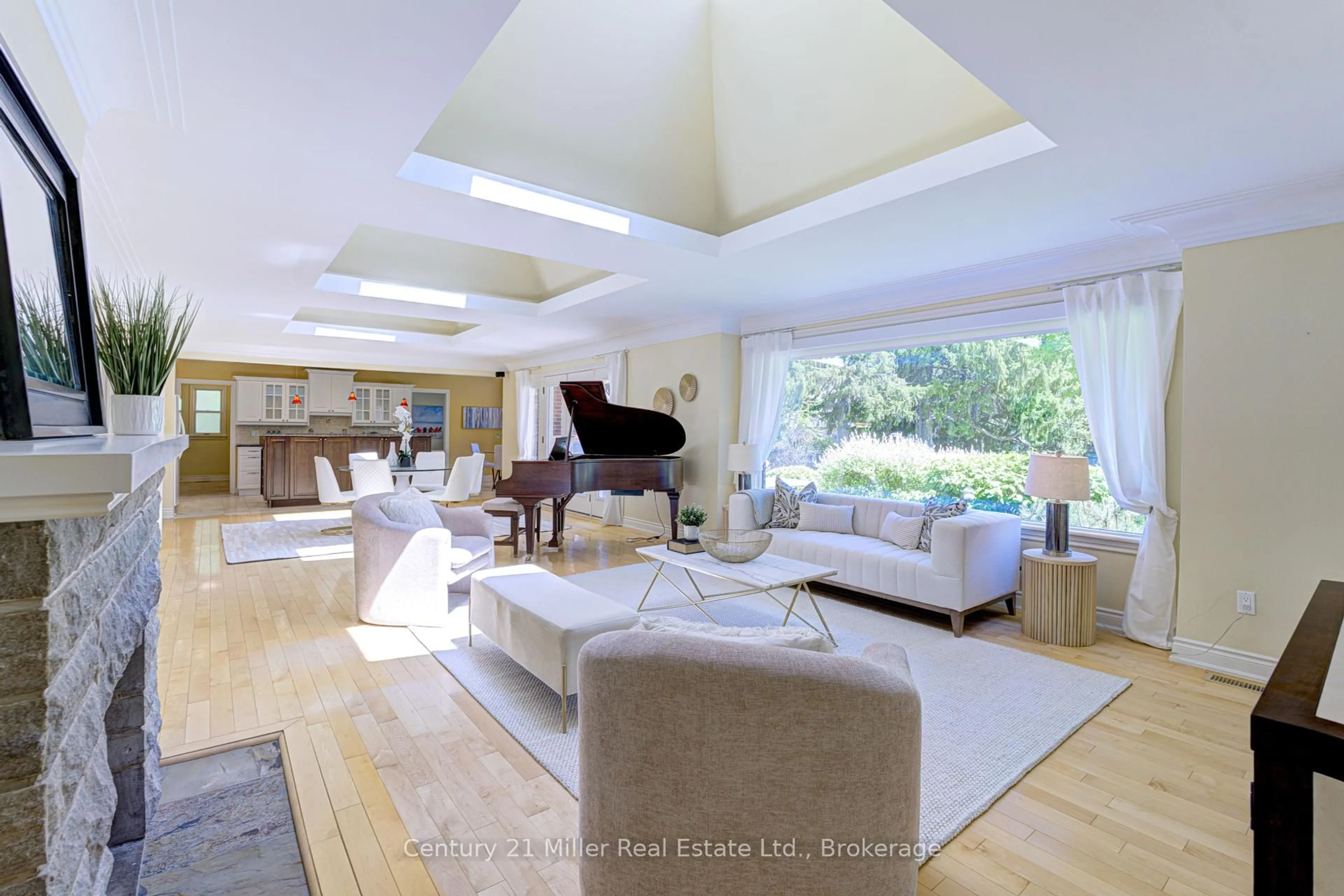 Living room with furniture, unknown for 456 Townsend Ave, Burlington Ontario L7T 2A8
