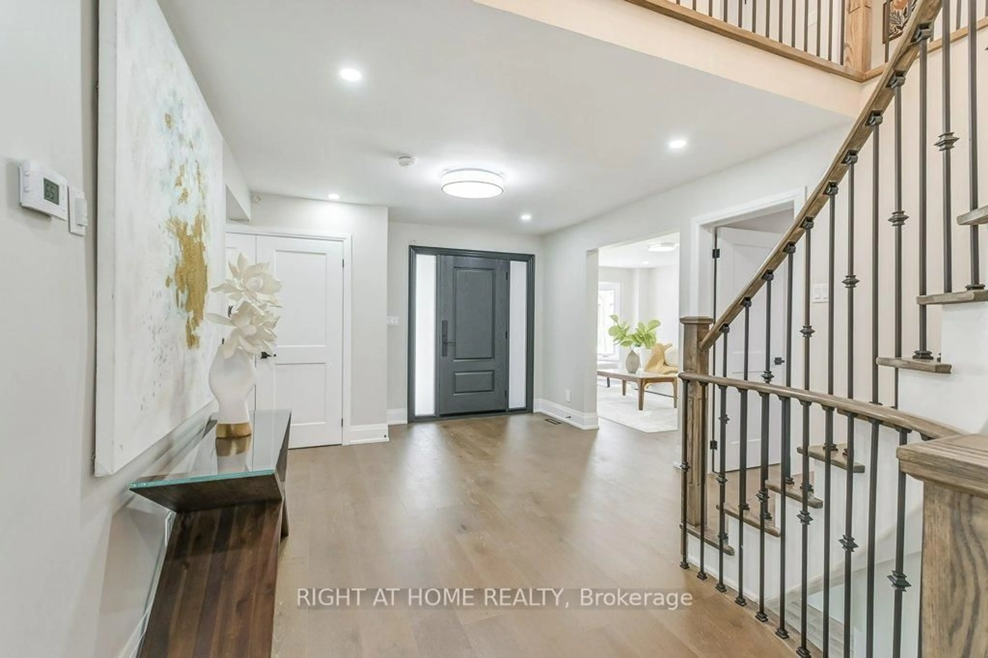 Indoor entryway for 1308 Fieldcrest Lane, Oakville Ontario L6M 2N6