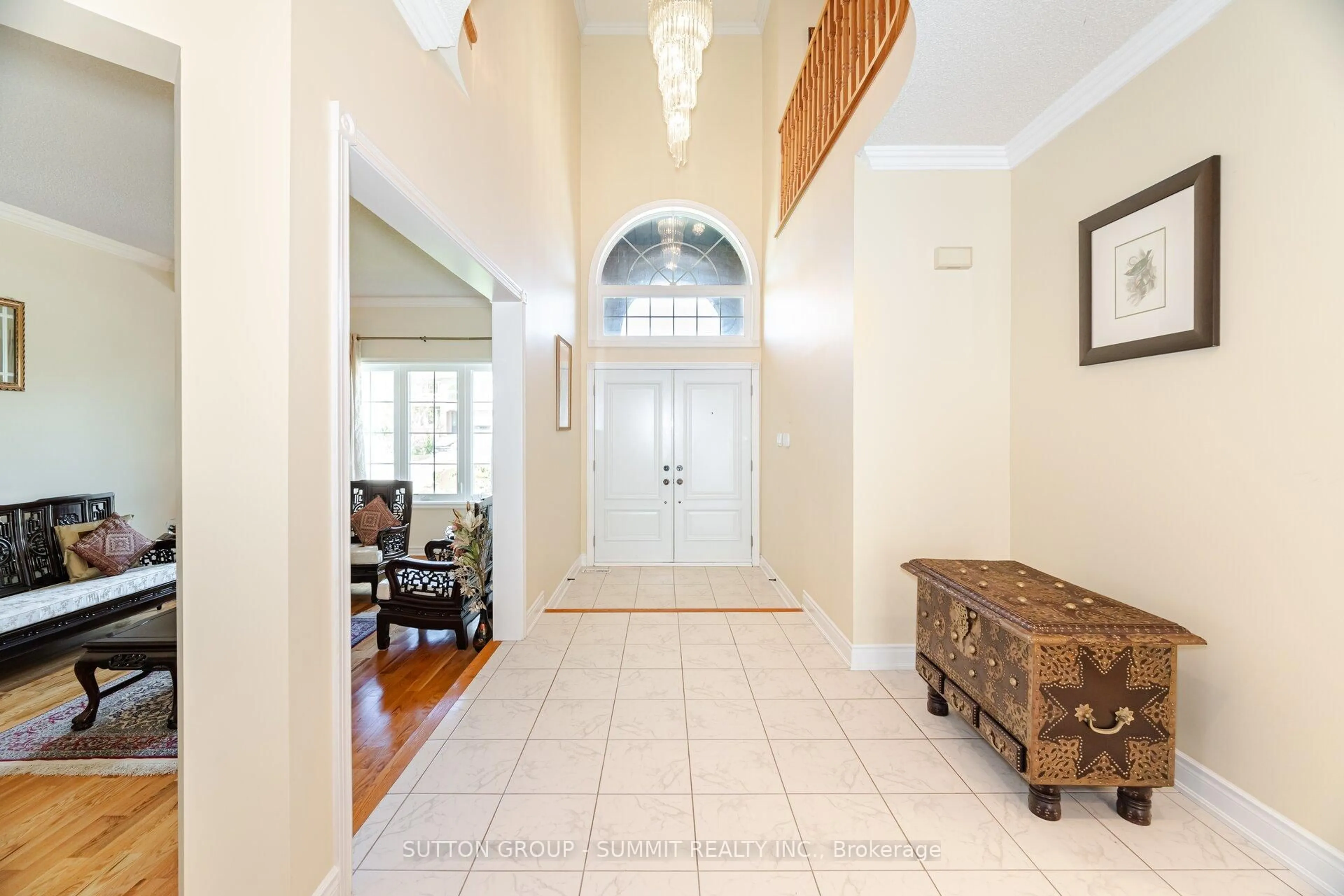 Indoor foyer for 2360 Silverwood Dr, Mississauga Ontario L5M 5B3