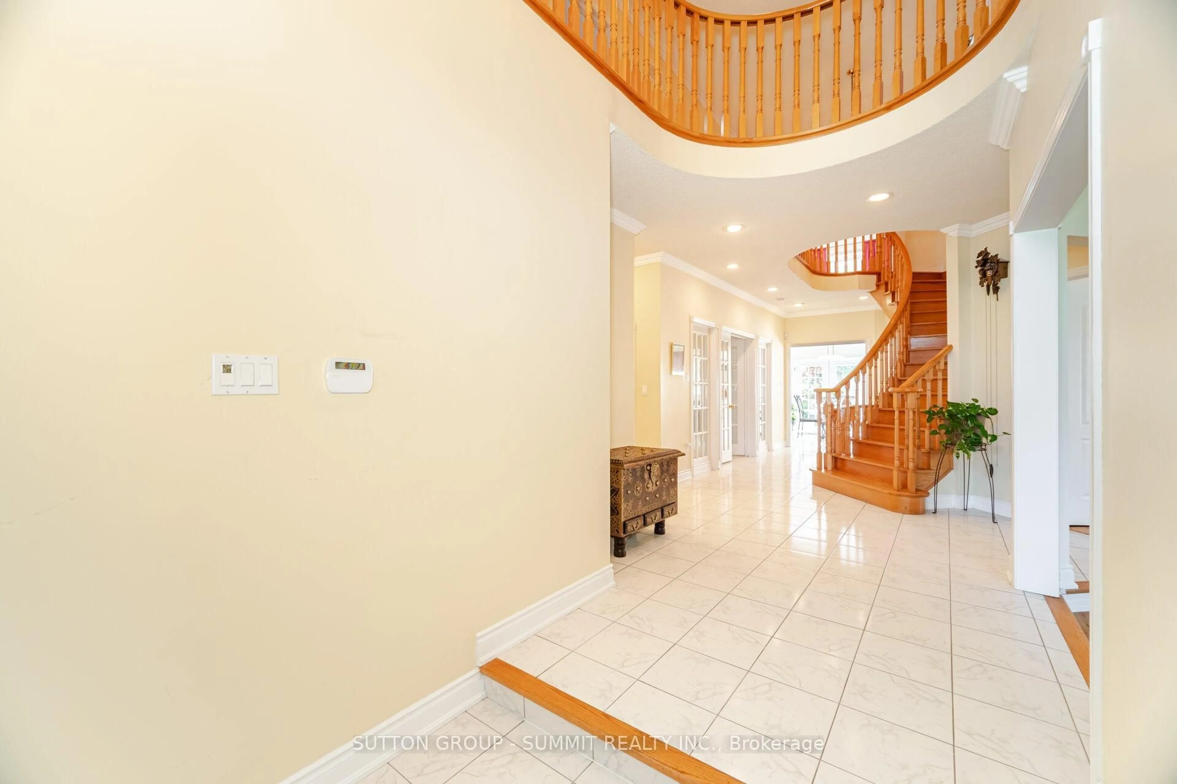 Indoor foyer for 2360 Silverwood Dr, Mississauga Ontario L5M 5B3