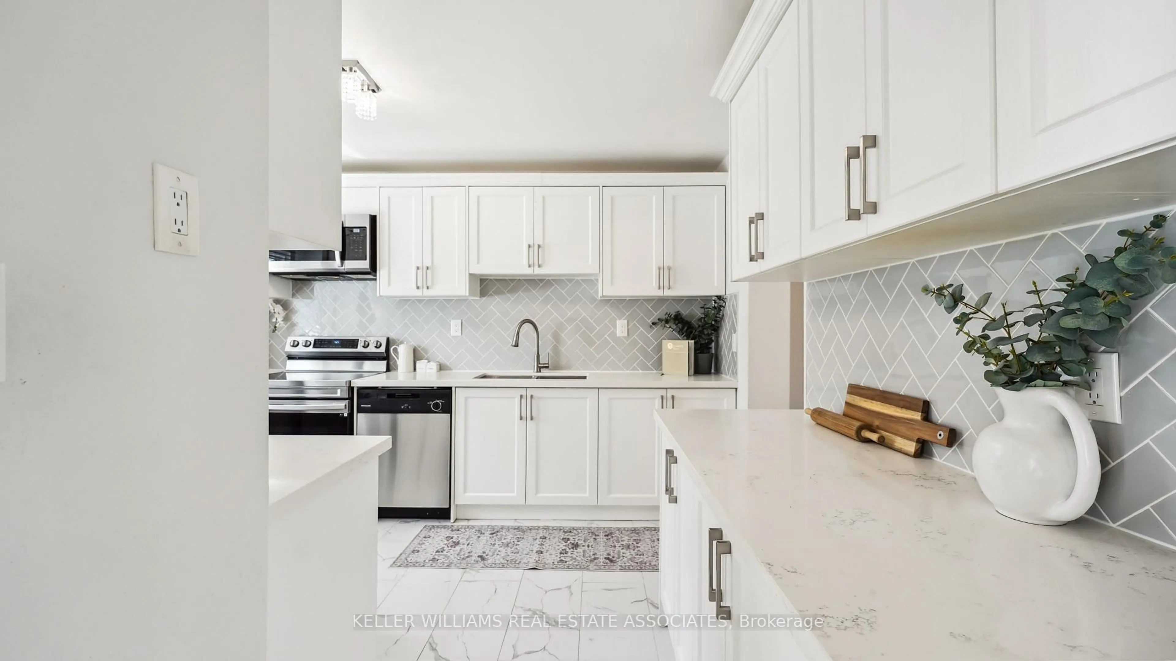 Open concept kitchen, ceramic/tile floor for 6855 Glen Erin Dr #20, Mississauga Ontario L5N 1P6