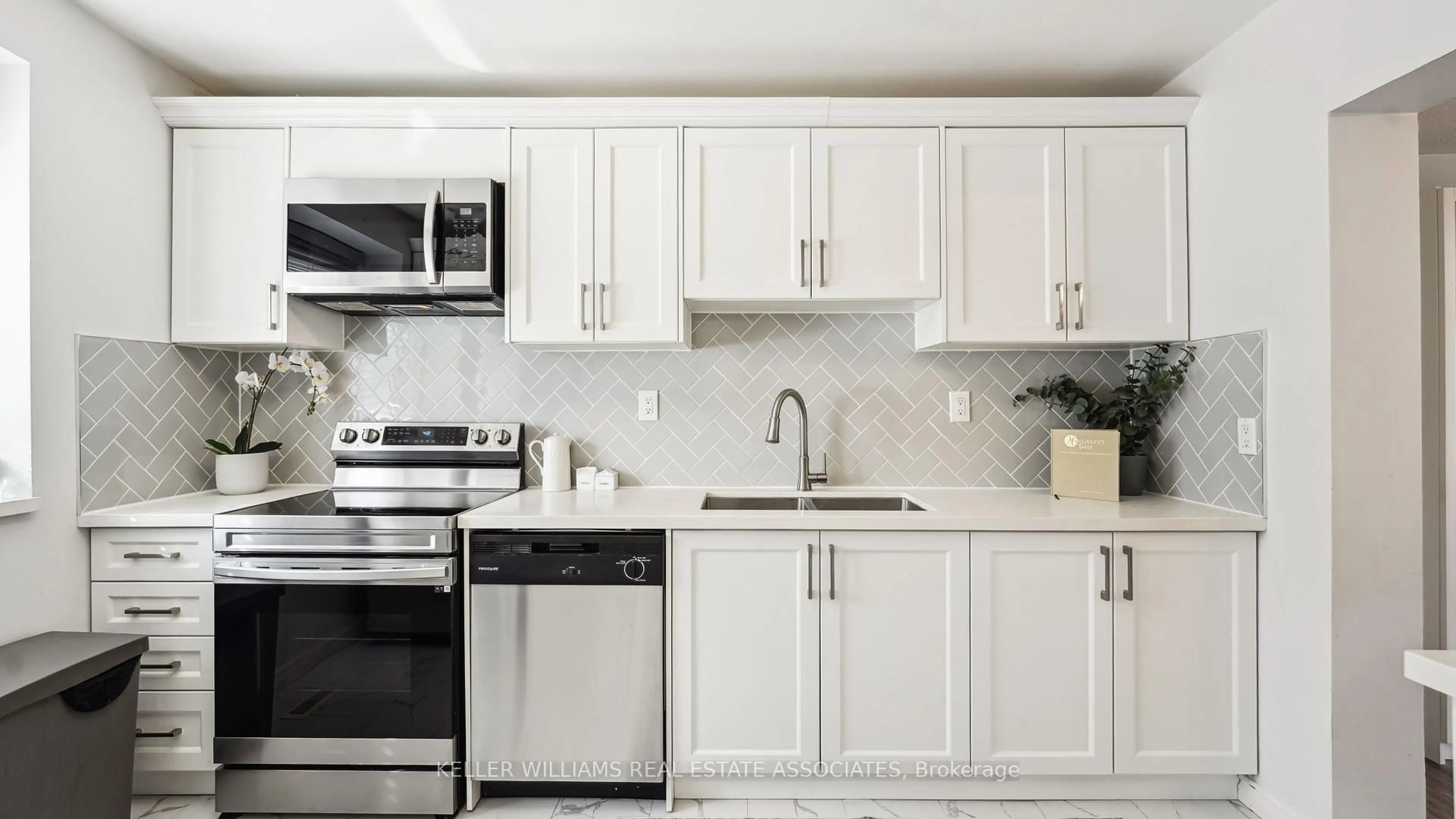 Standard kitchen, ceramic/tile floor for 6855 Glen Erin Dr #20, Mississauga Ontario L5N 1P6