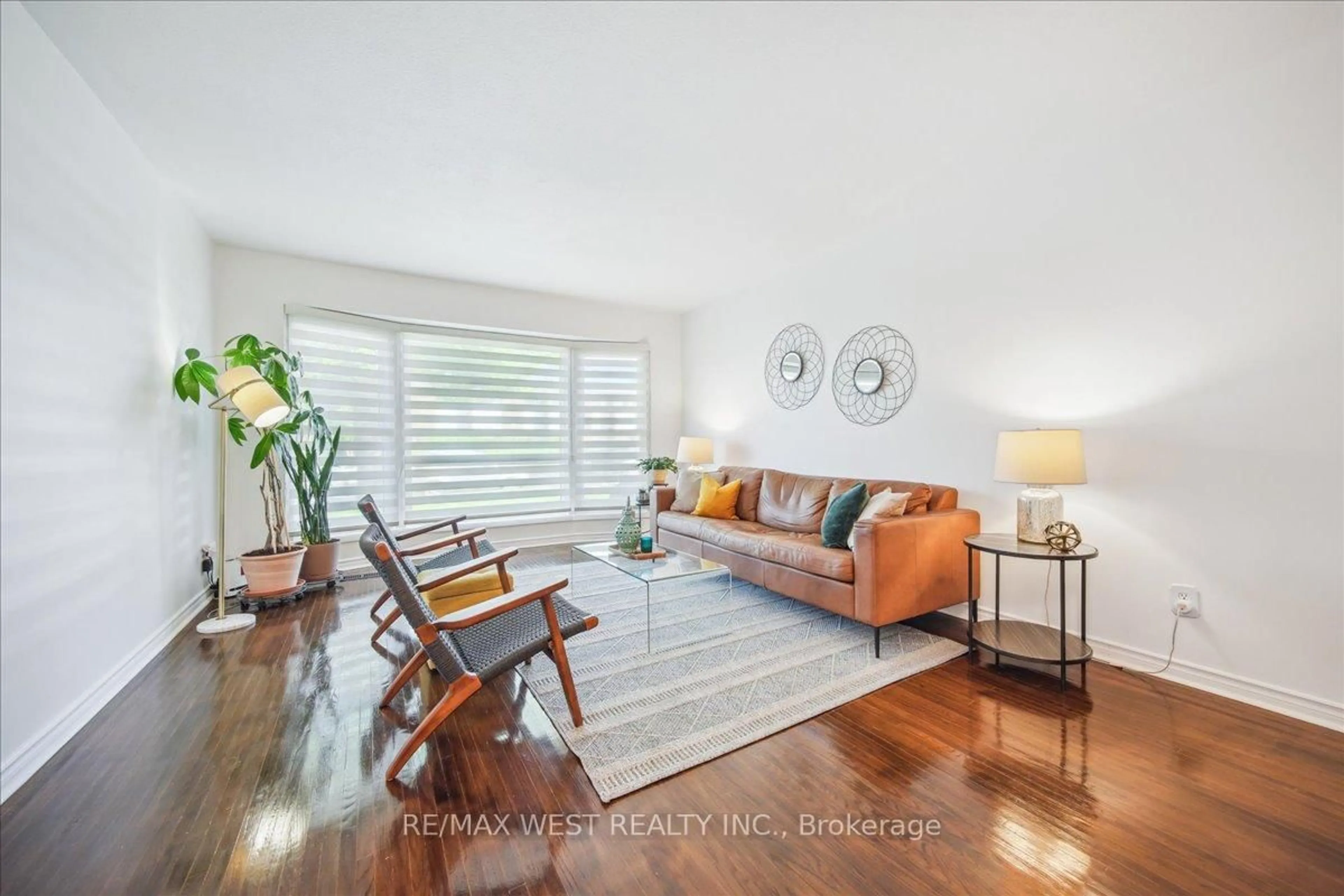 Living room with furniture, wood/laminate floor for 1215 Gripsholm Rd, Mississauga Ontario L4Y 2G8