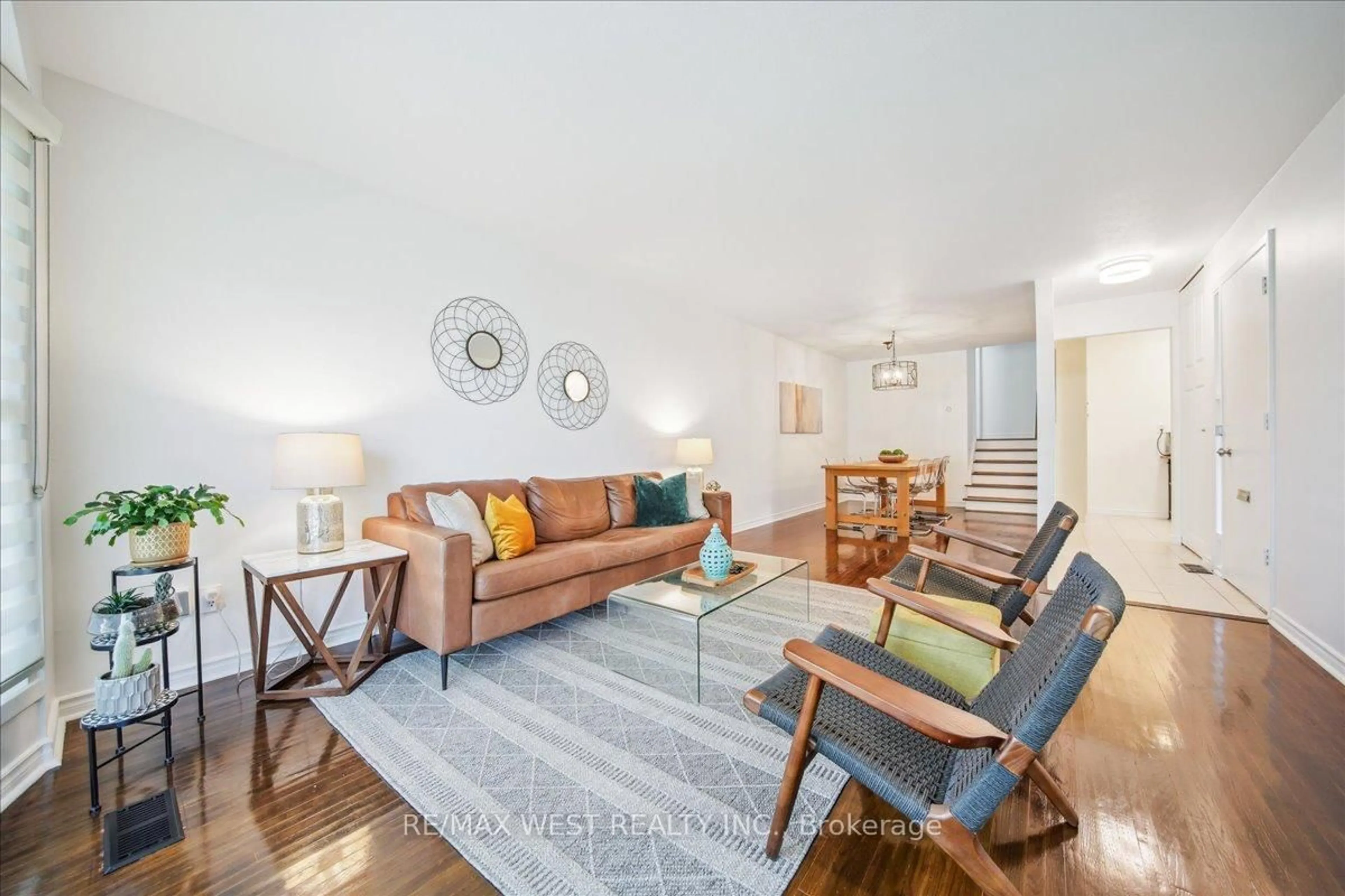 Living room with furniture, unknown for 1215 Gripsholm Rd, Mississauga Ontario L4Y 2G8