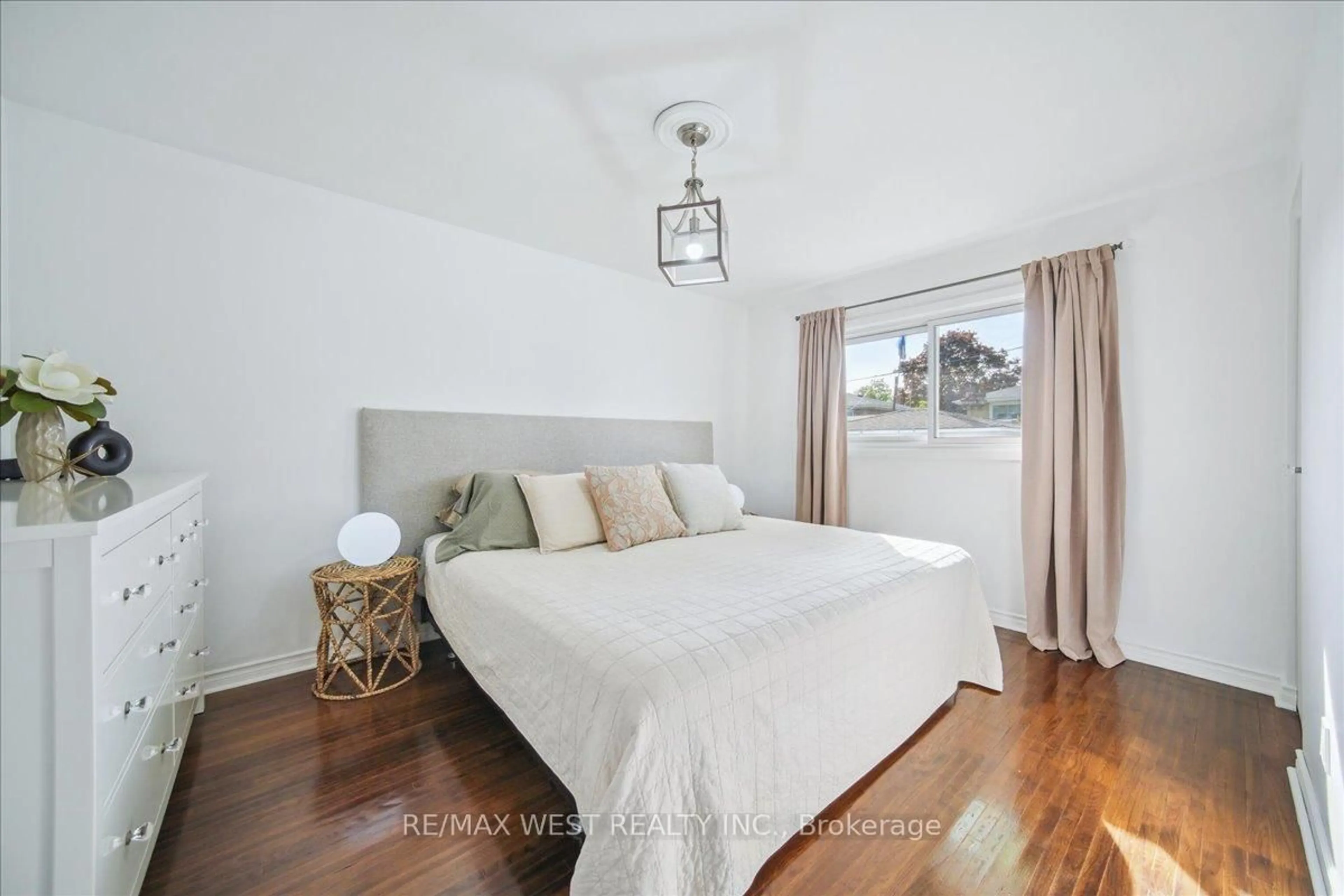 Bedroom with bed, wood/laminate floor for 1215 Gripsholm Rd, Mississauga Ontario L4Y 2G8