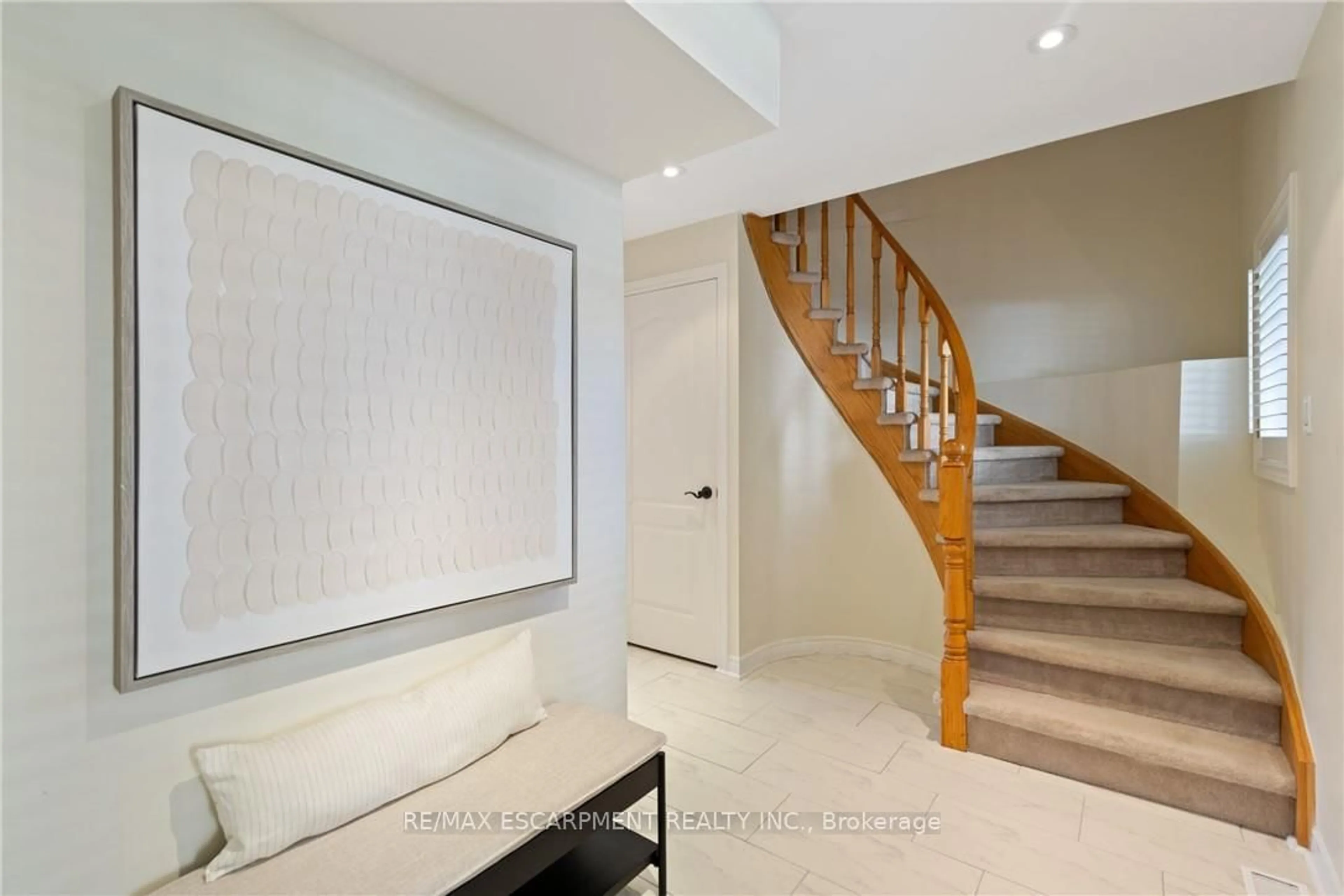 Indoor entryway for 126 Brant St, Oakville Ontario L6K 3X6