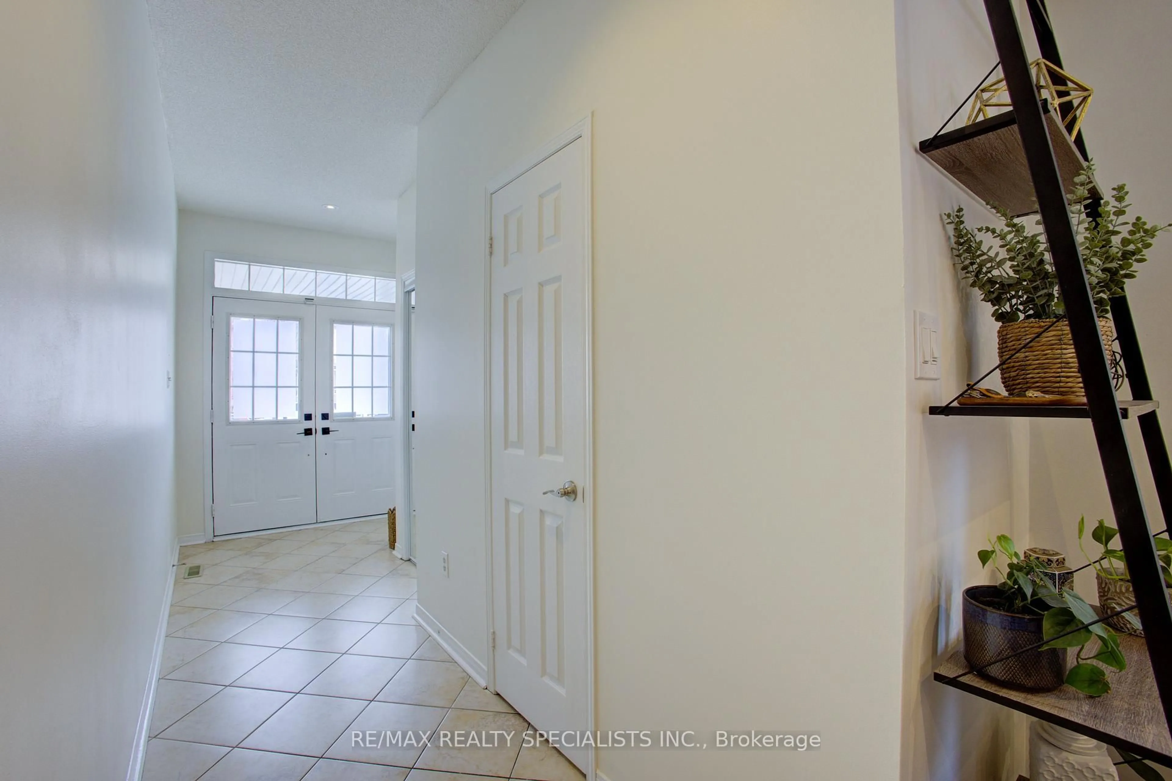 Indoor entryway for 27 Portrush Tr, Brampton Ontario L6X 0R2