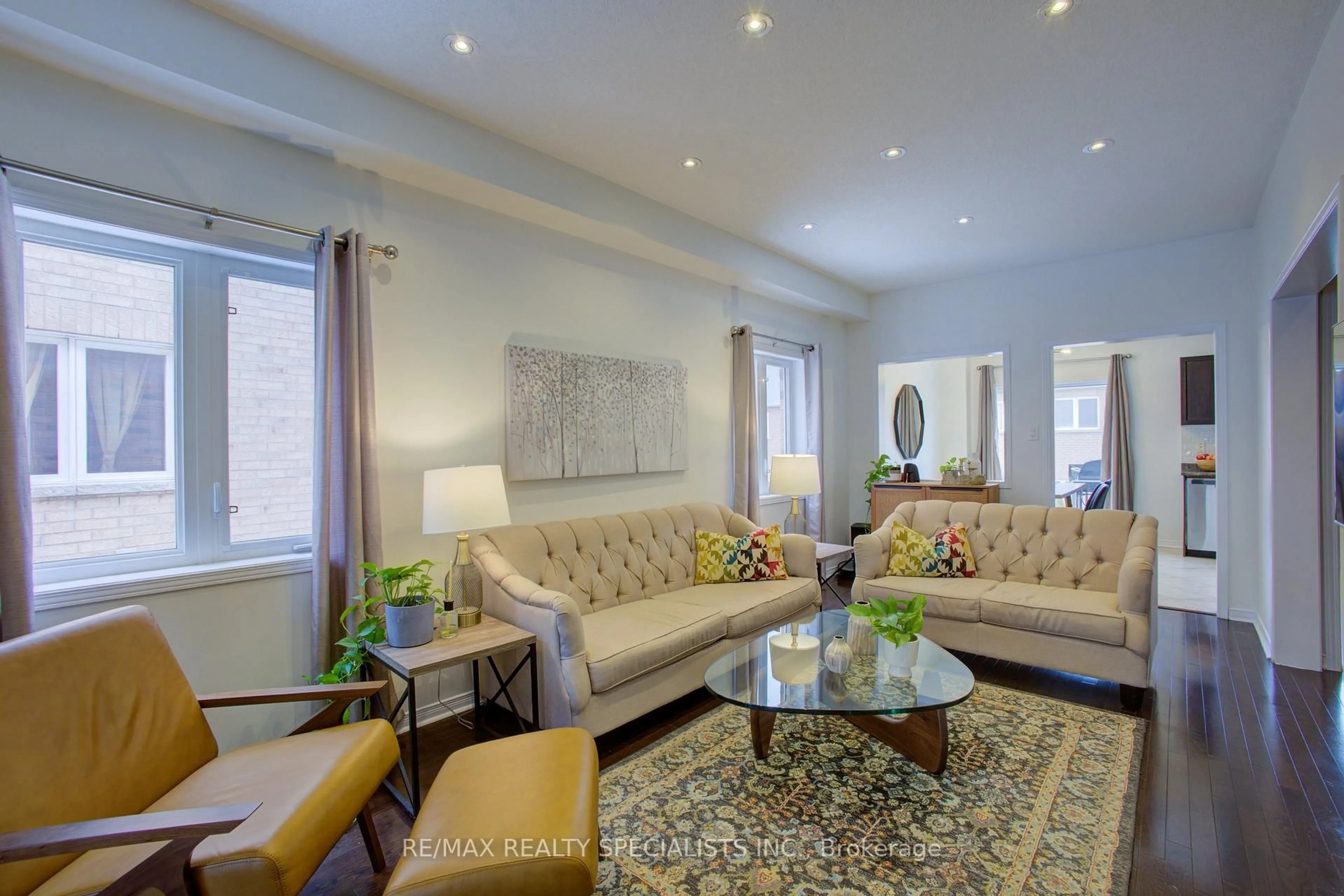Living room with furniture, unknown for 27 Portrush Tr, Brampton Ontario L6X 0R2