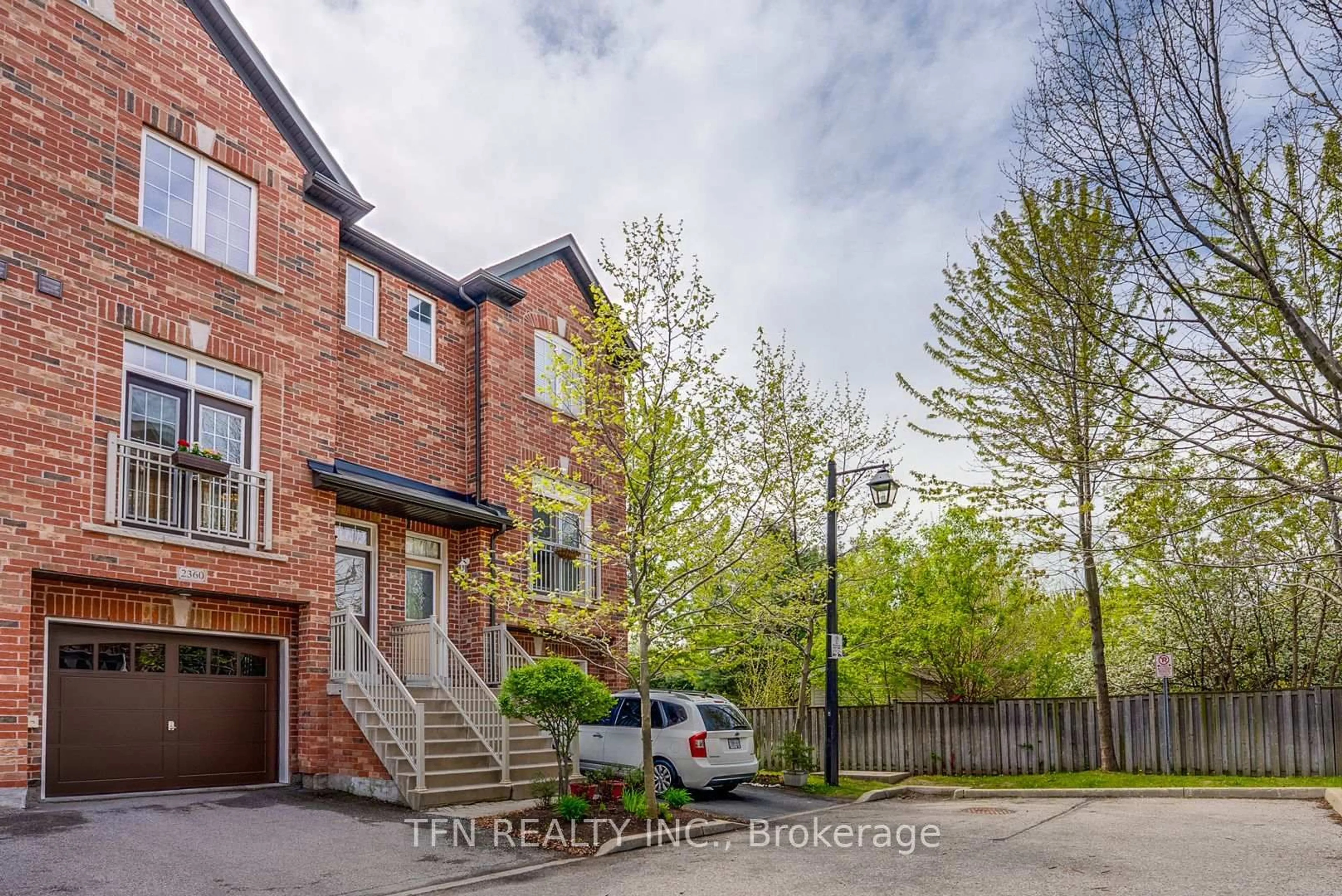 A pic from outside/outdoor area/front of a property/back of a property/a pic from drone, street for 2360 Treversh Common, Burlington Ontario L7R 0C8